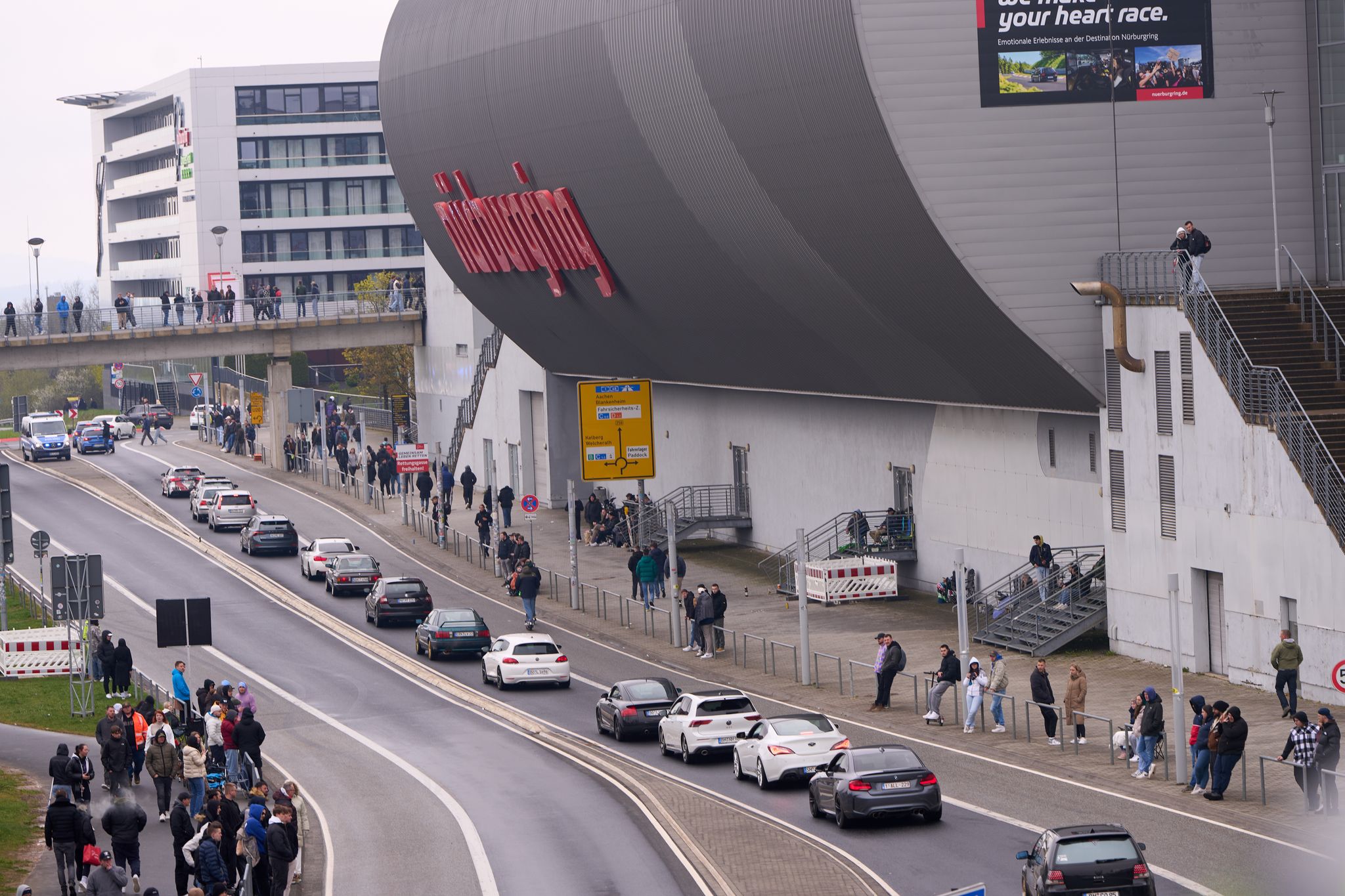 Auch mit dem eigenen Auto darf man auf den Nürburgring. (Symbolbild)