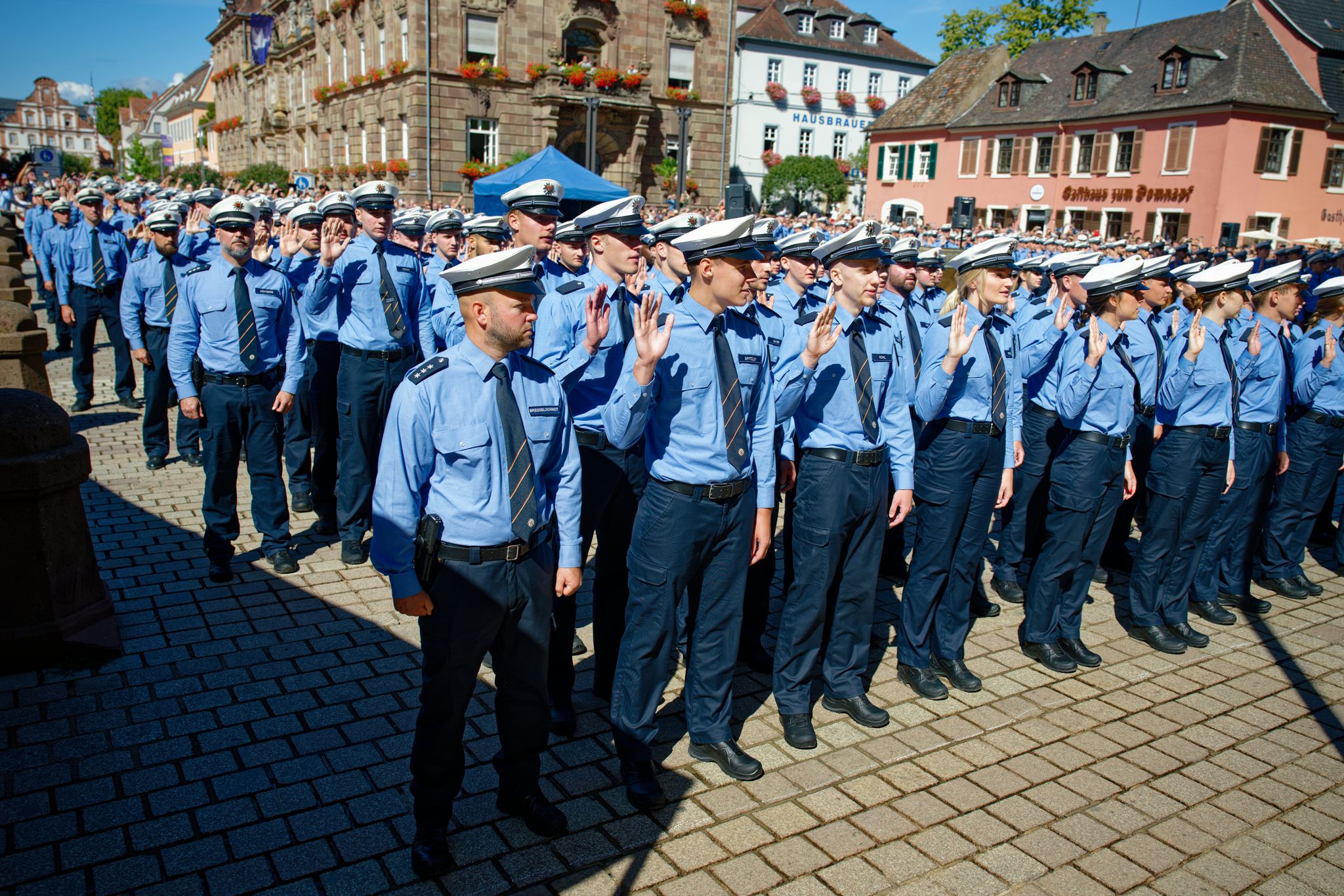 Angehende Polizeikommissare und Polizeikommissarinnen wurden auf das Grundgesetz und die Landesverfassung vereidigt.