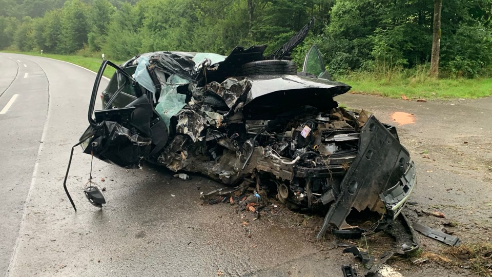 Auto völlig kaputt – betrunkener Fahrer nur leicht verletzt