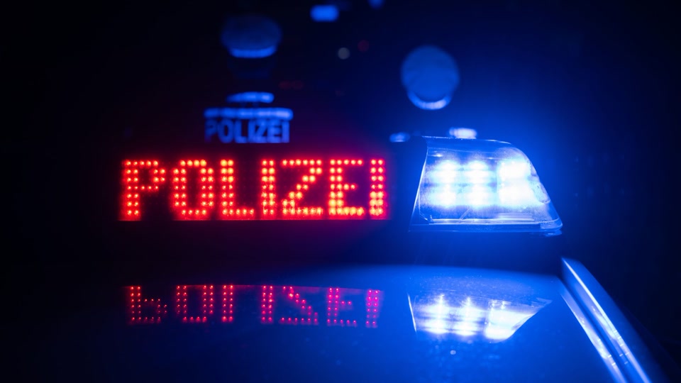 Mann in Badehose läuft auf Standstreifen neben A61