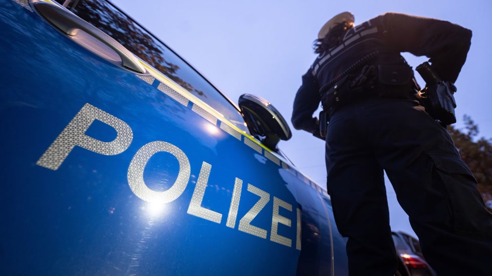Mann attackiert Autofahrer und Polizisten