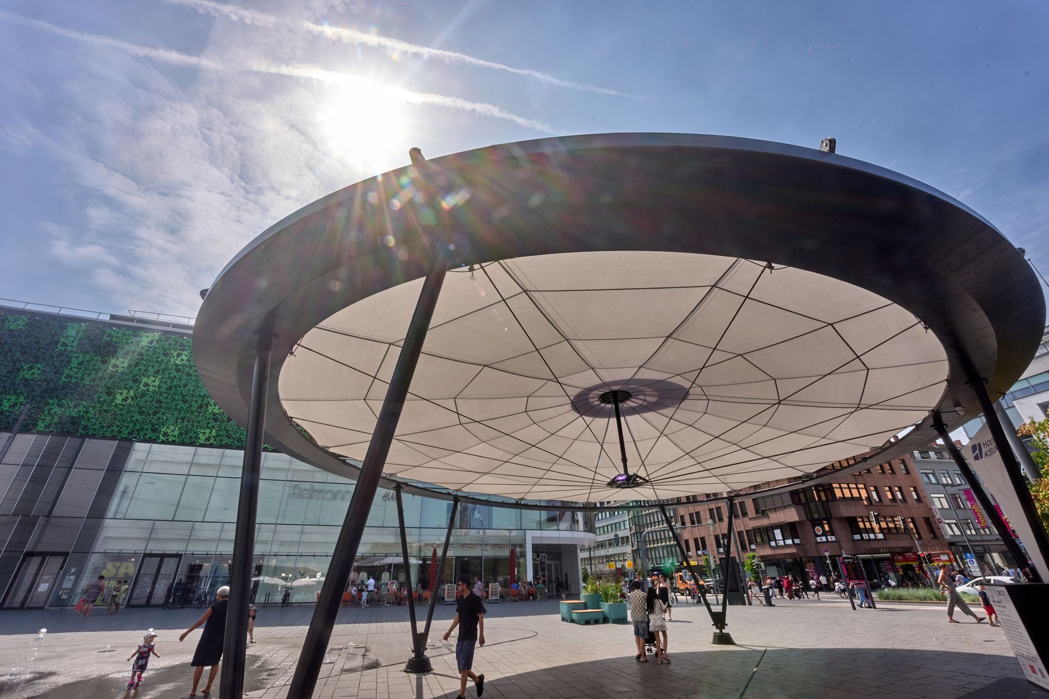 Der Pavillon soll Schatten spenden.