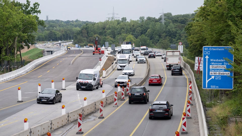 Neue Salzbachtalbrücke soll komplett freigegeben werden Neue Salzbachtalbrücke soll komplett freigegeben werden