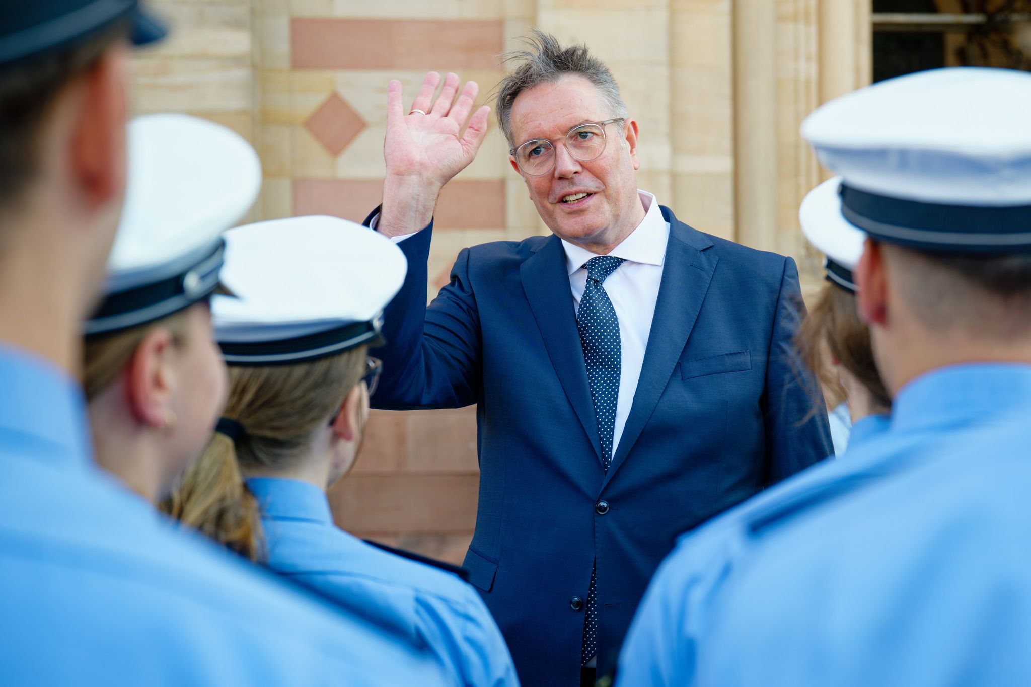 Ministerpräsident Alexander Schweitzer (SPD) hob die Bedeutung des Polizeiberufs für die Sicherheit der Bürger und die Demokratie hervor. 