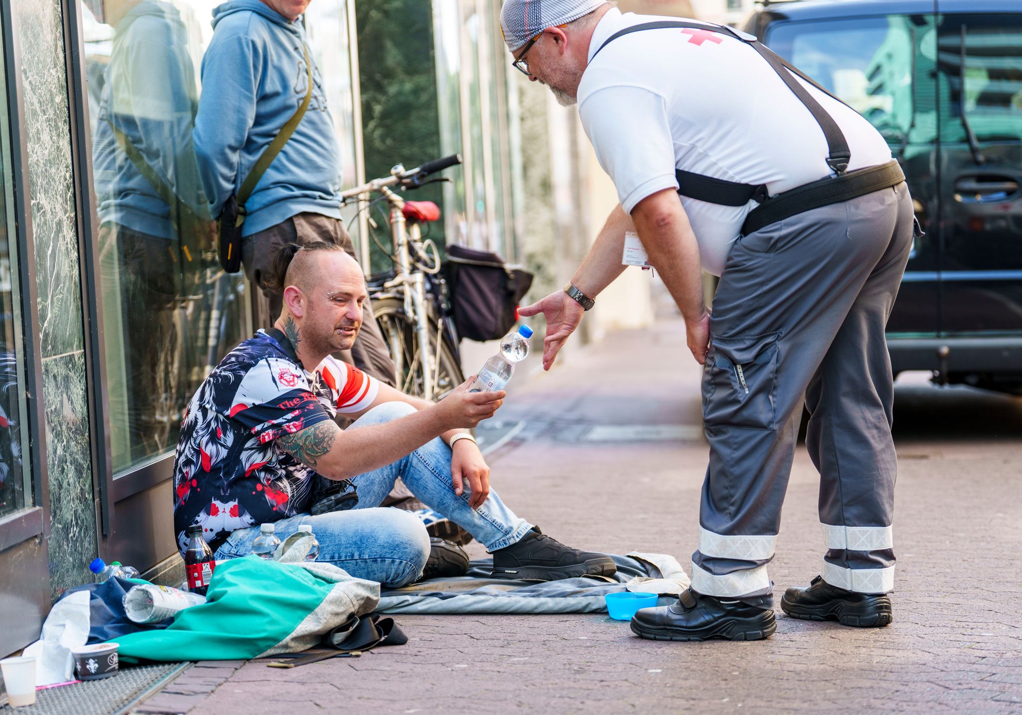 Der Mainzer Hitzebus verteilt Wasser an Obdachlose.