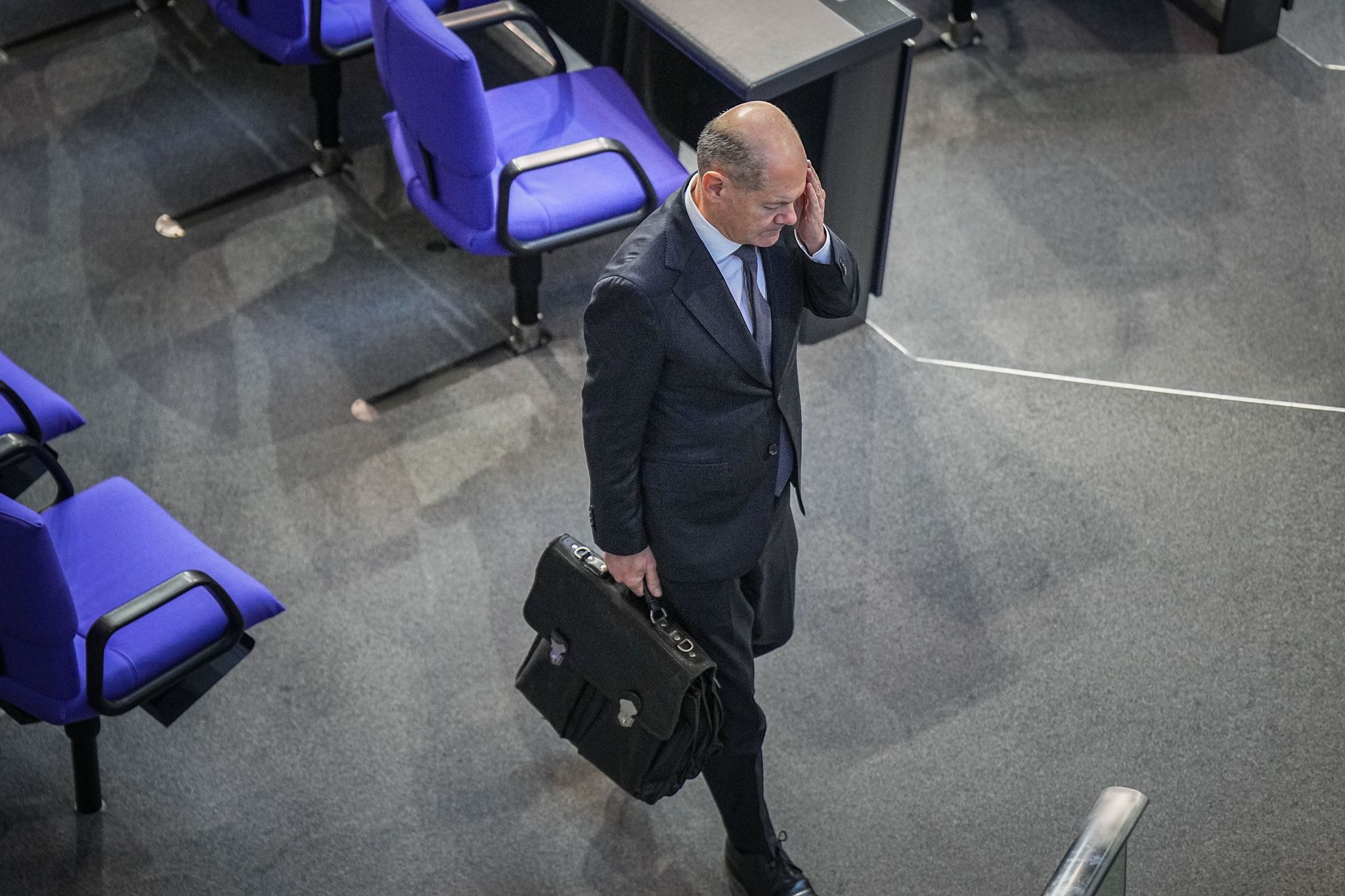 Mit Ex-Kanzler Olaf Scholz hat der Generalsekretär der rheinland-pfälzischen SPD nicht nur den Nachnamen gemein. Er hat auch immer seine Aktentasche dabei.