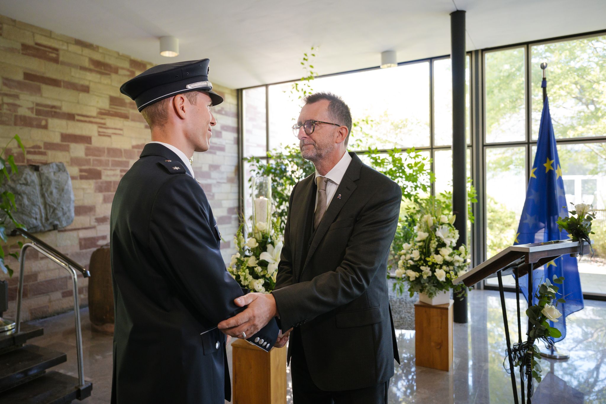 Innenminister Jost, der bei einer Pressekonferenz am Freitag mit den Tränen kämpfen musste, kondoliert Polizisten.