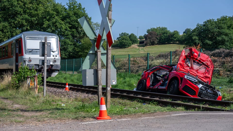 16-Jährige stirbt bei Zusammenstoß von Auto mit Regionalbahn
