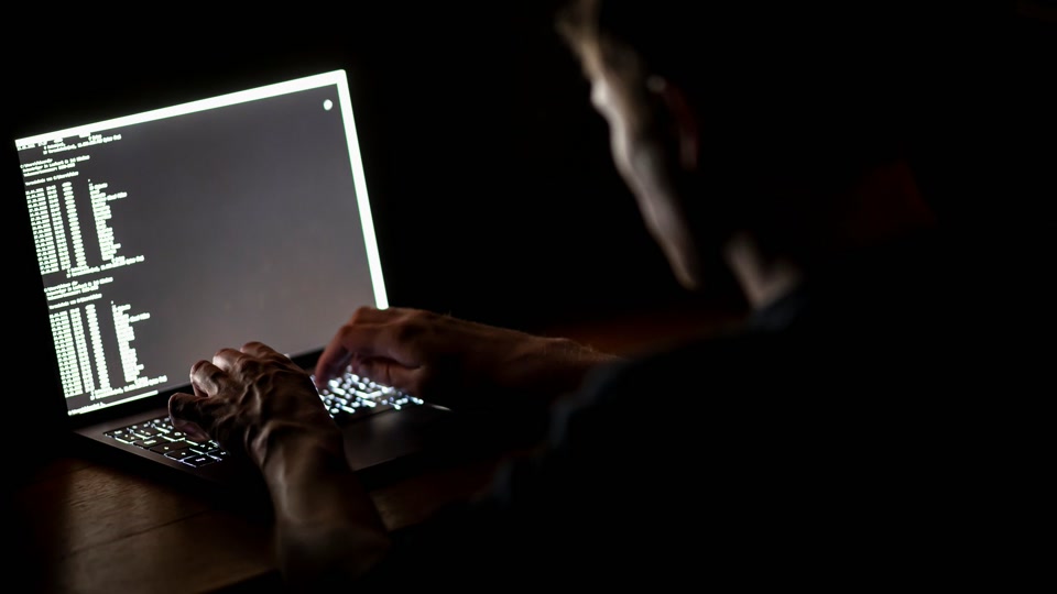 Spionage, Sabotage und Cyberattacken: Gefahr für Unternehmen Spionage, Sabotage und Cyberattacken: Gefahr für Unternehmen
