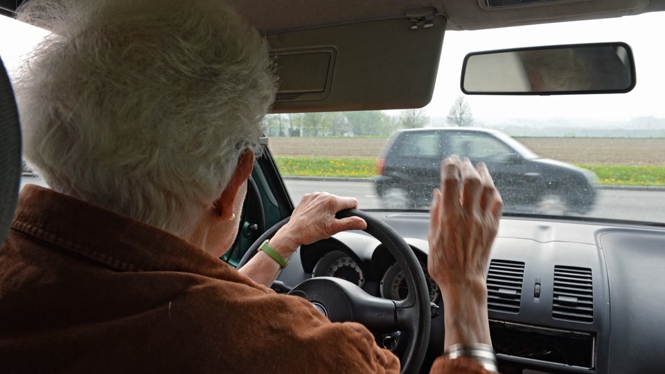 Seniorin fällt aus Auto und wird überrollt