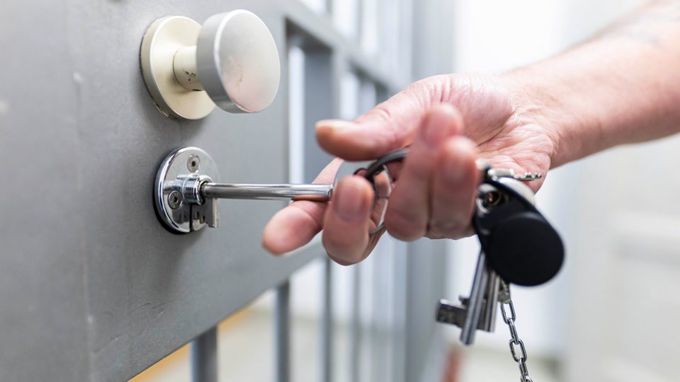 Ermittlungen gegen zwei JVA-Bedienstete