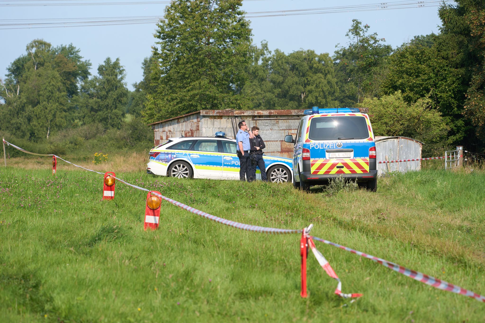 Die Polizei sucht den Fundort auch nach möglichen Tatwerkzeugen ab