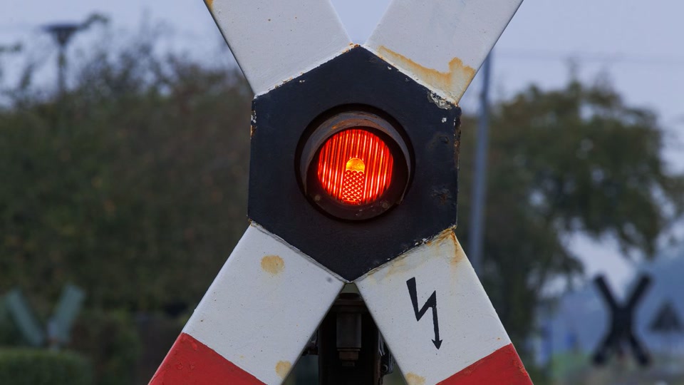Lokführer verhindert mit Notbremsung Zusammenstoß mit Auto
