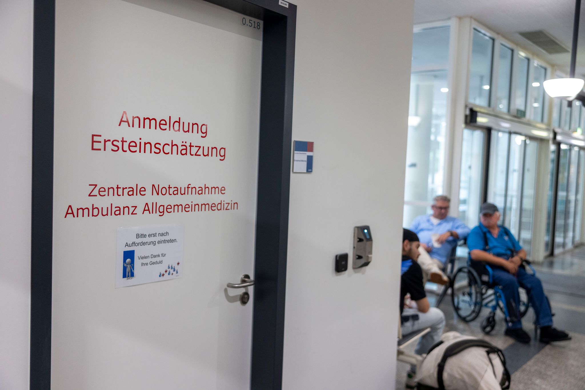 Hinter dieser Tür wird entschieden, wie dringend eine Patientin oder ein Patient welche Behandlung benötigt. Nicht mit allem sind die Besucher einverstanden. 