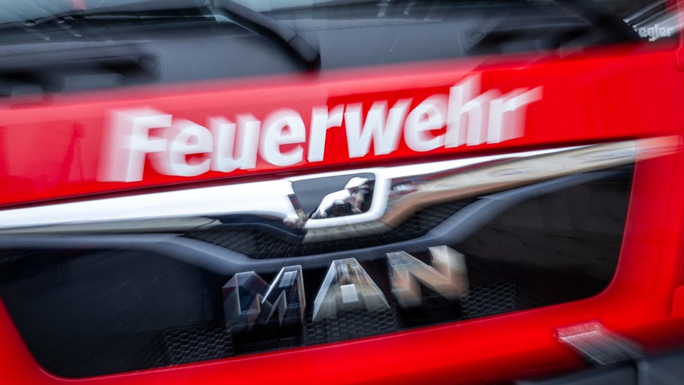 Mit Gasbrenner gegen Unkraut - Haus gerät in Brand