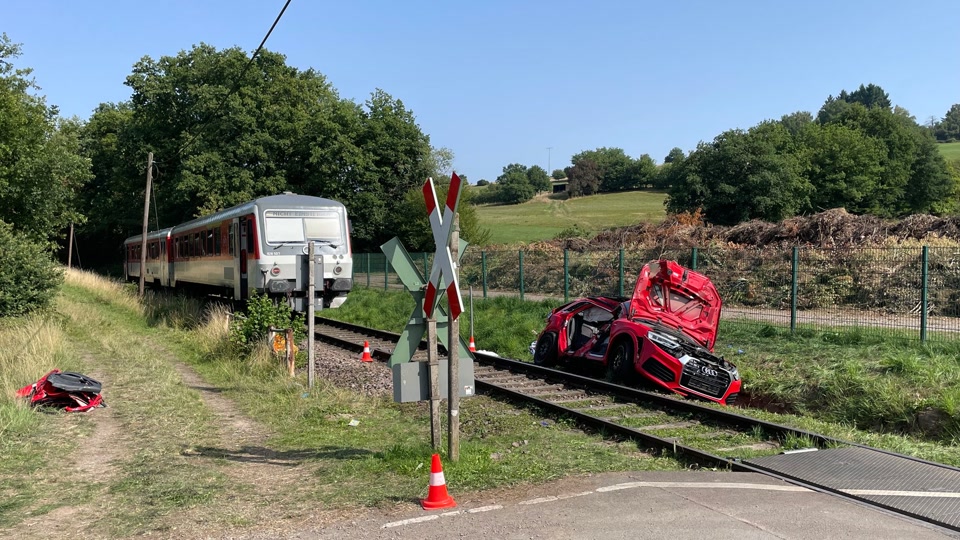 16-Jährige stirbt bei Zusammenstoß von Auto mit Regionalbahn