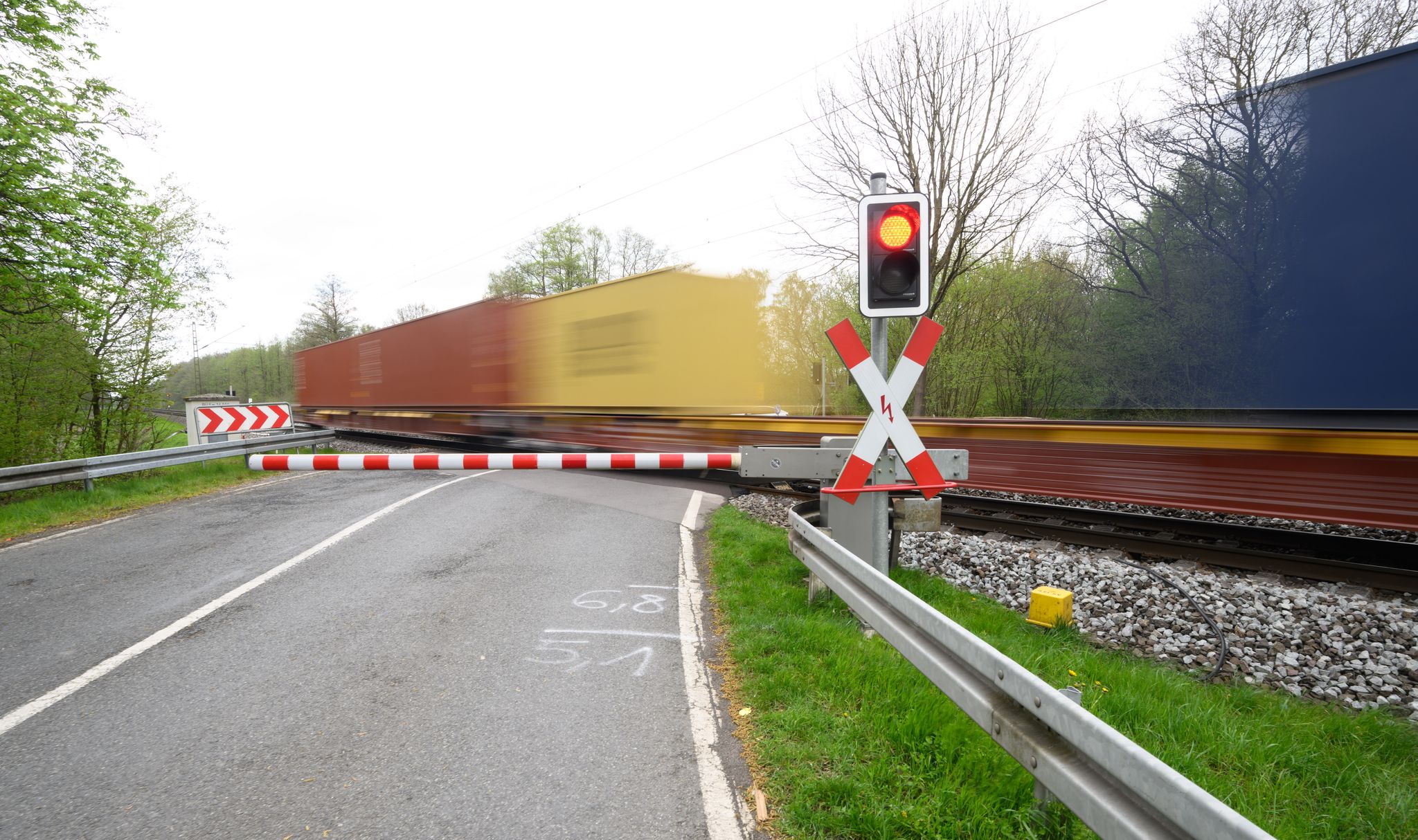 Schranken sollten niemals umfahren werden. (Symbolbild)