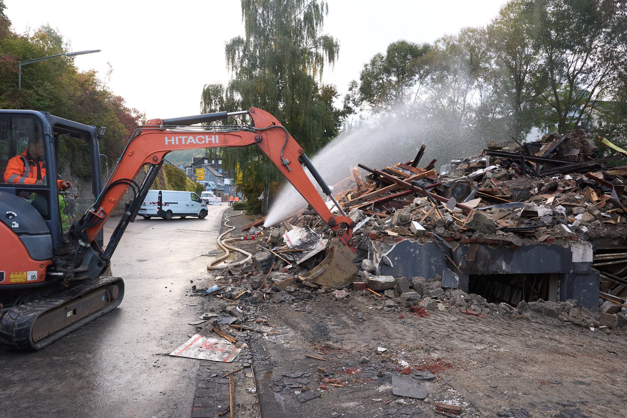 Mit einem Bagger wurden Trümmerteile des Hauses auseinandergezogen. 