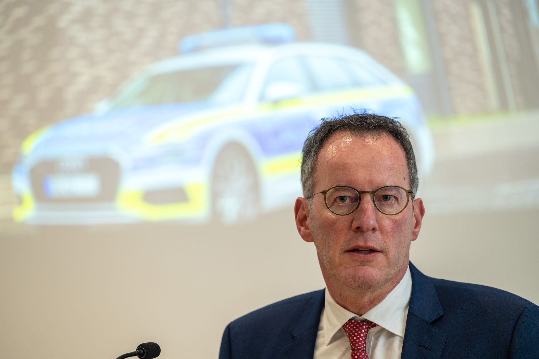 «Waffen und Messer braucht es in der Öffentlichkeit nicht», betont Innenminister Michael Ebling (SPD). (Archivbild)