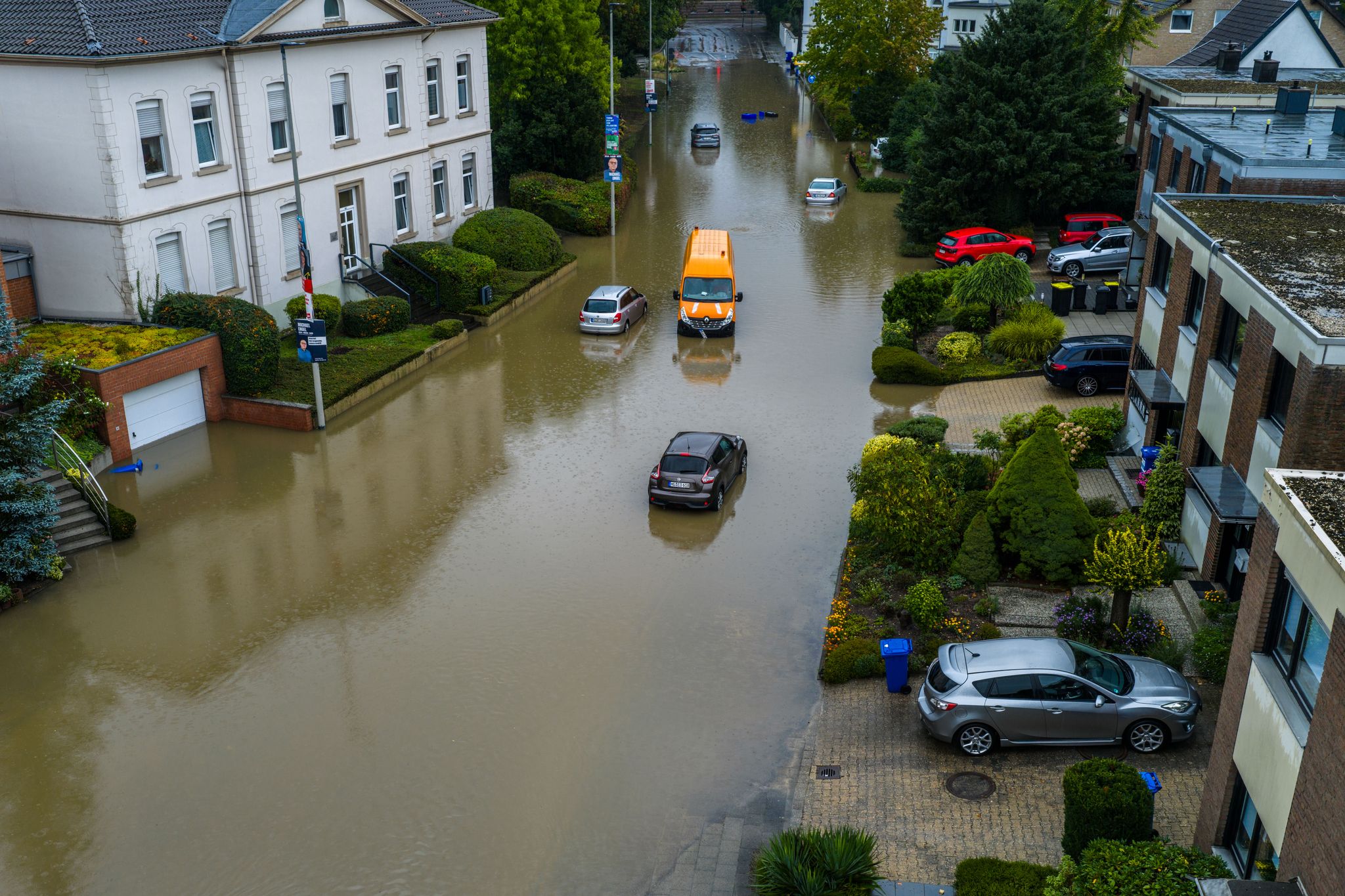 In Nordrhein-Westfalen mussten Menschen auch aus Autos gerettet werden.