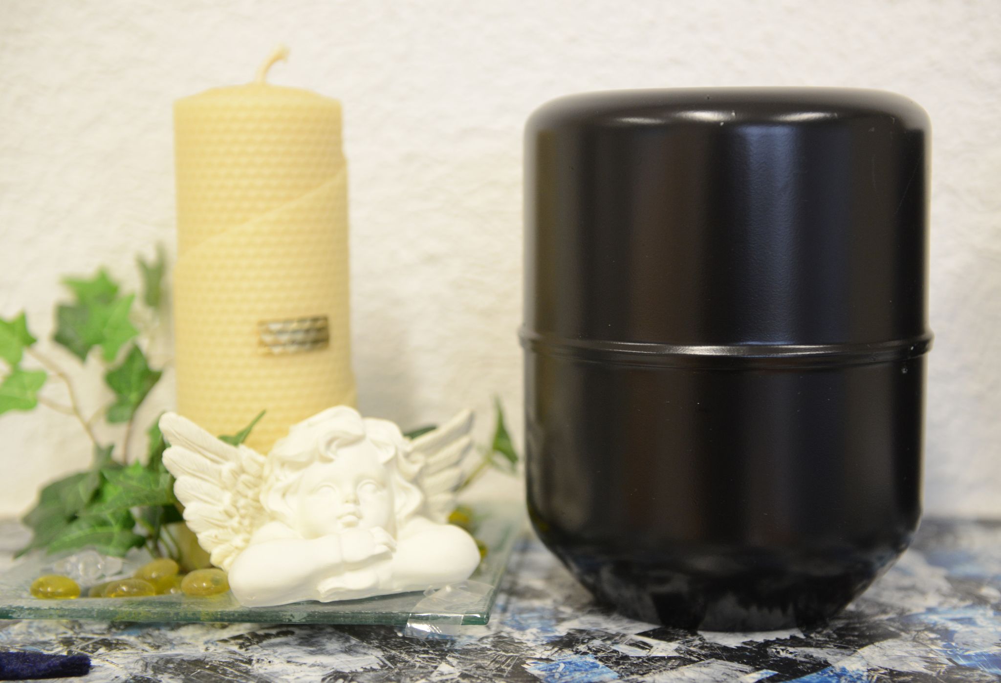 Urnen sollen auch zu Hause aufbewahrt werden können - wenn das vorher festgelegt wurde.(Symbolbild)
