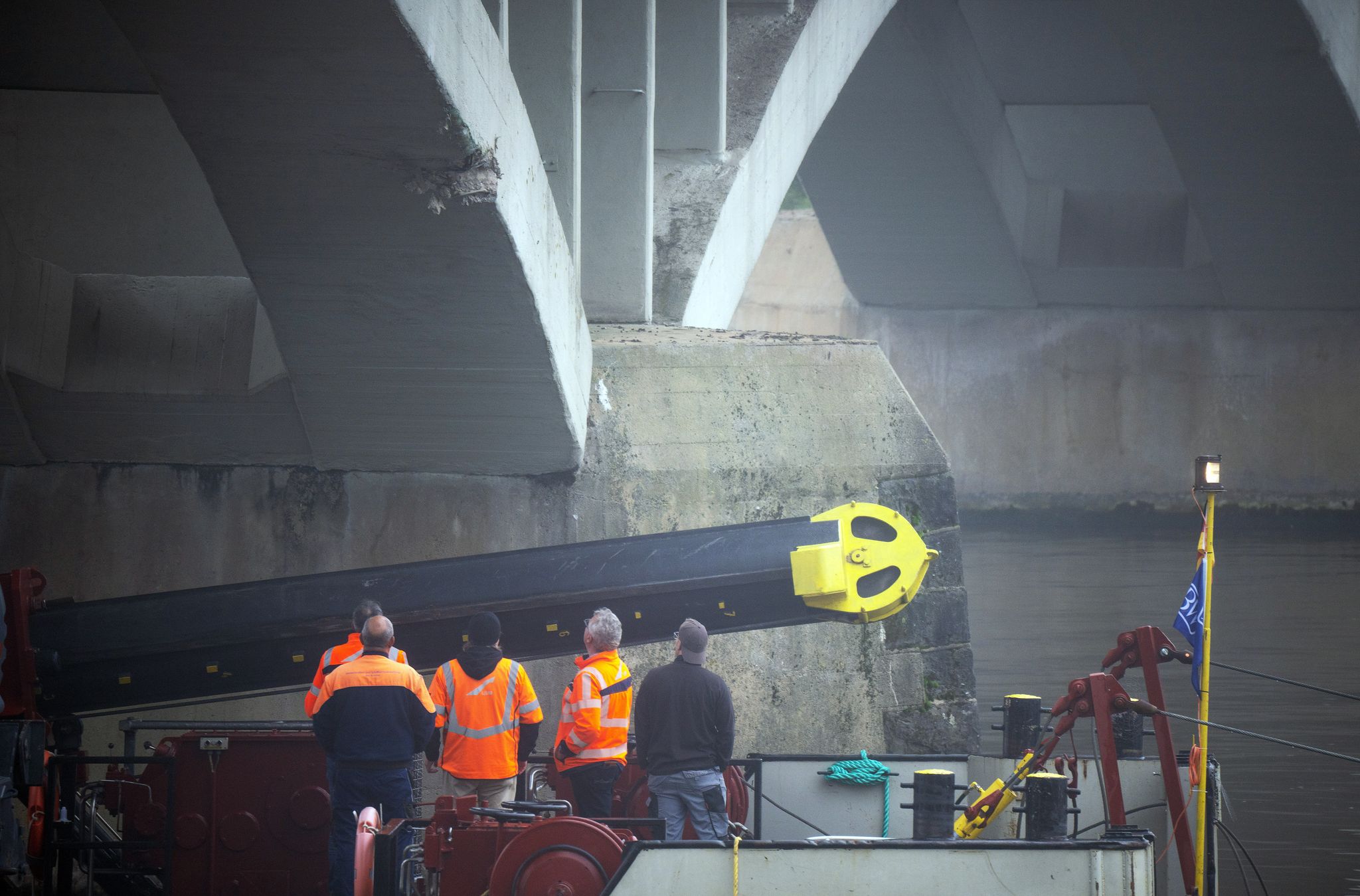 Die Moselbrücke bei Longuich wird untersucht: Welchen Schaden hat das Schiff verursacht?