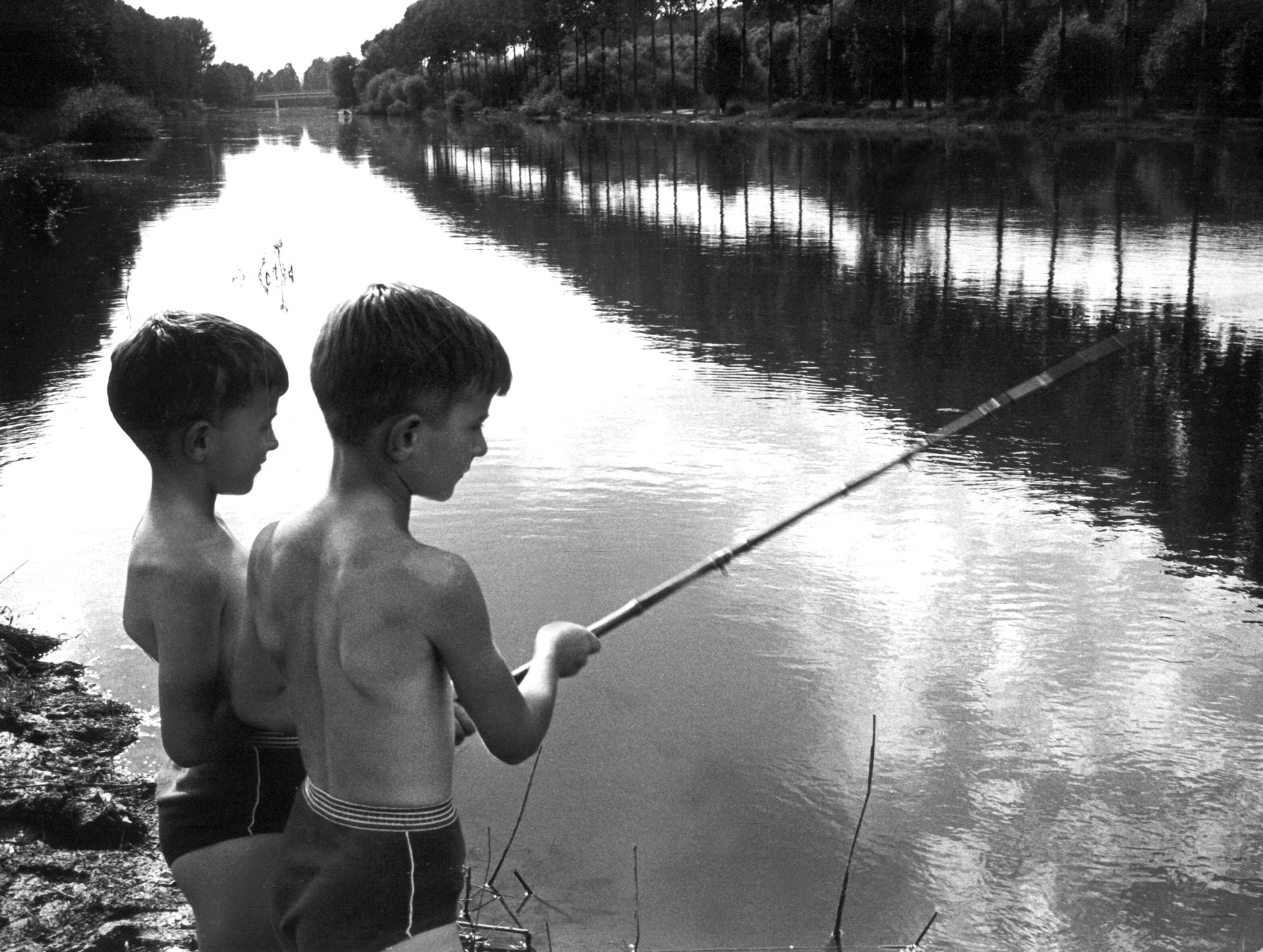 Im August 1965 angeln zwei Jungen am Rhein. (Archivbild)