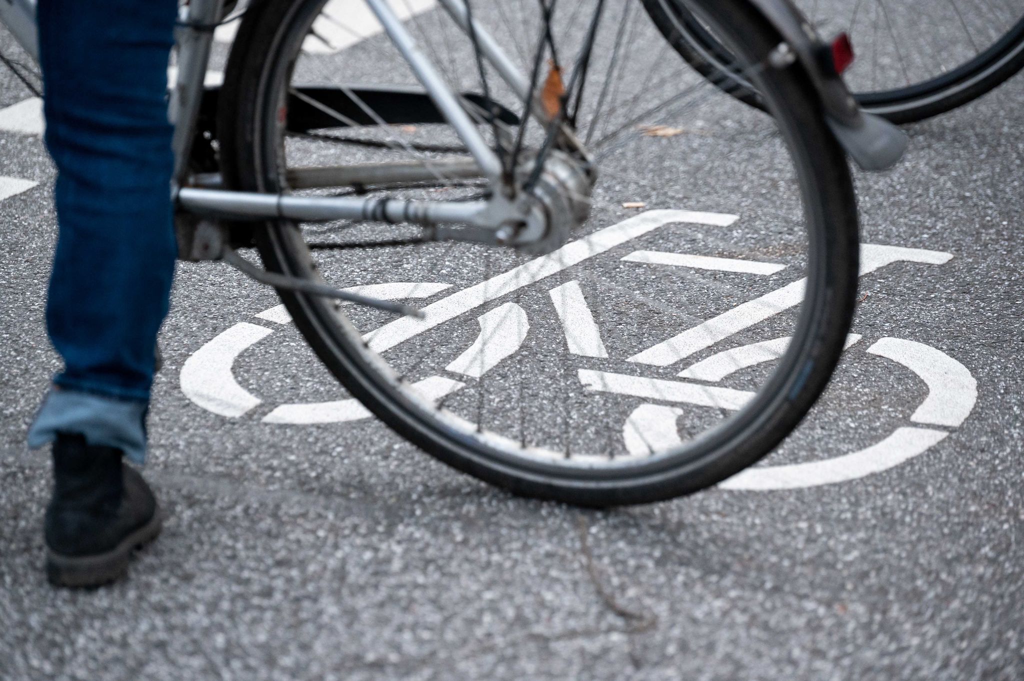 Bis 2026 sollen alle Pendler-Radrouten im Bau sein, kündigt Verkehrsministerin Daniela Schmitt (FDP) an. (Archivbild) 
