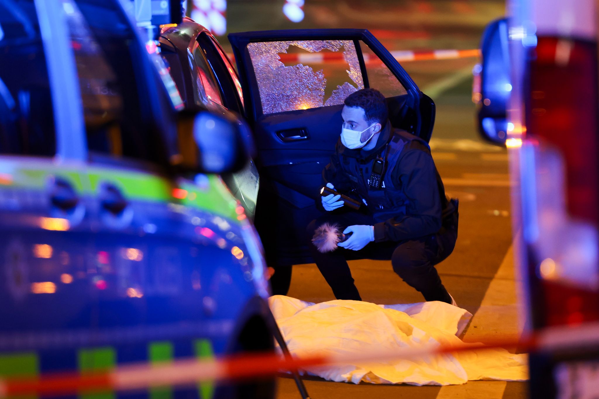 Viermal soll der 24-Jährige durch die Seitenscheibe des Autos geschossen haben. (Archivbild)