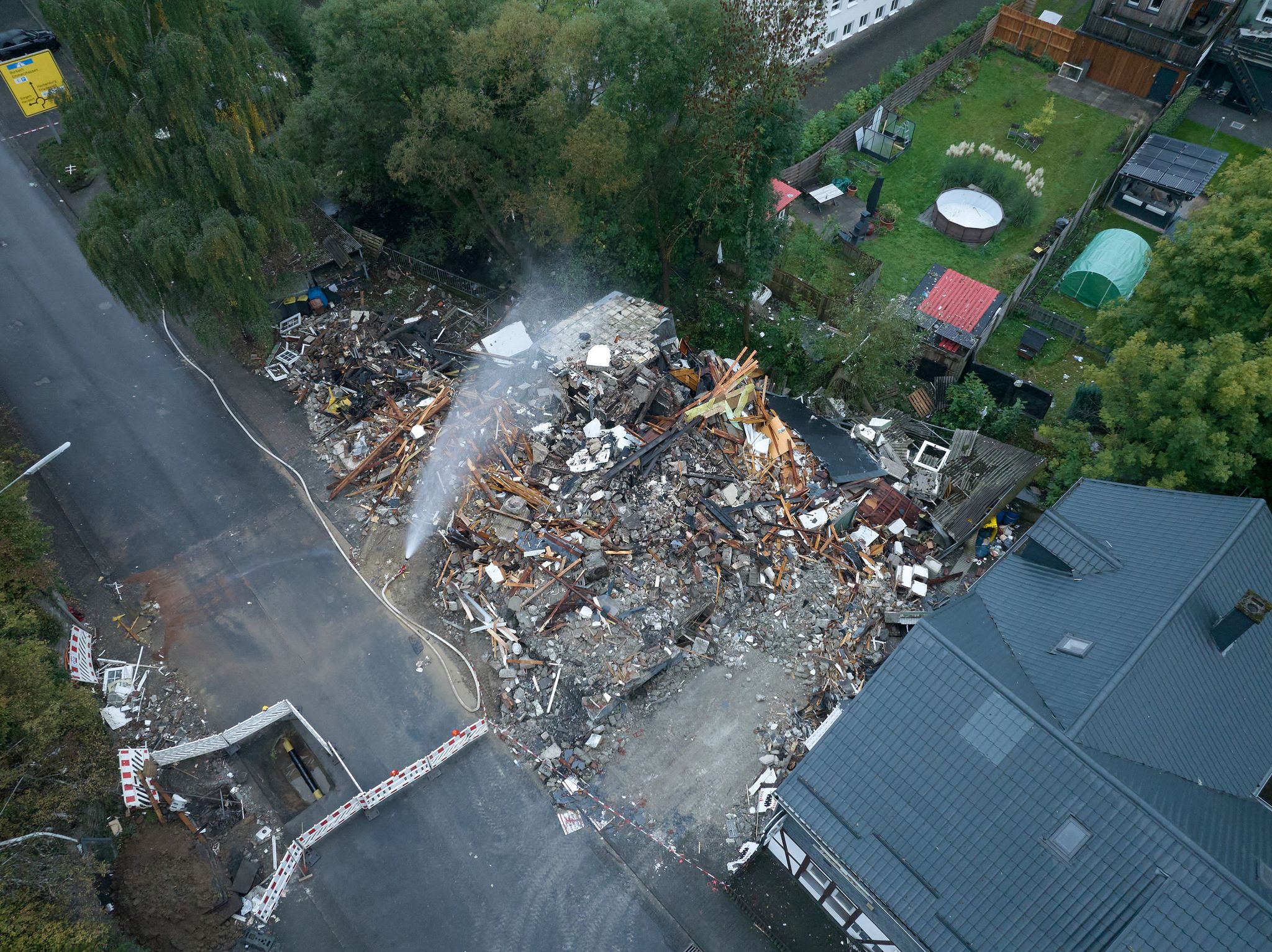 Die Feuerwehr wässerte die Unglücksstelle, um gegen mögliche Glutnester unter den Trümmern vorzugehen. 