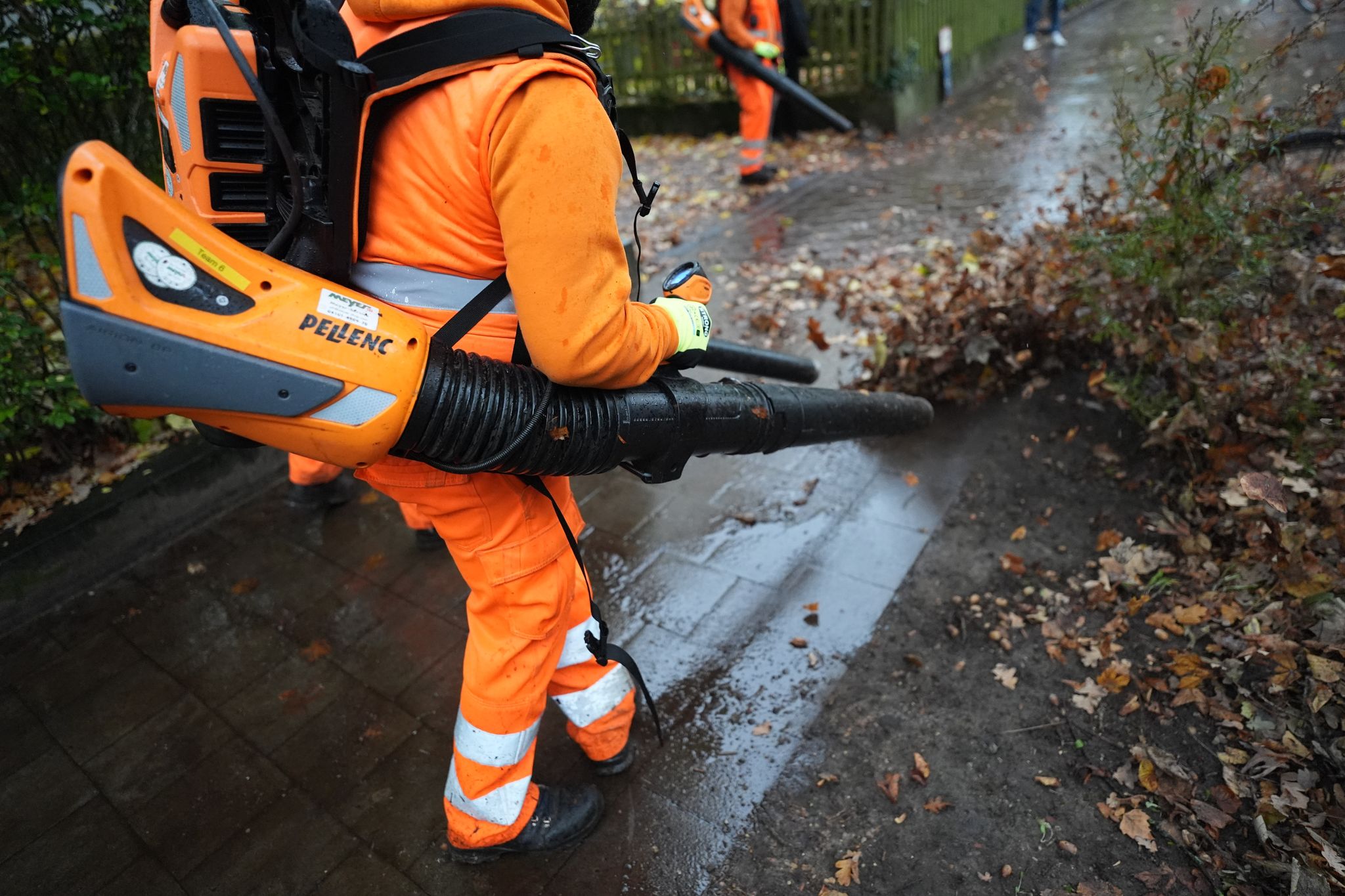Manchen ist das Geräusch von Laubbläsern unangenehm. (Symbolbild)