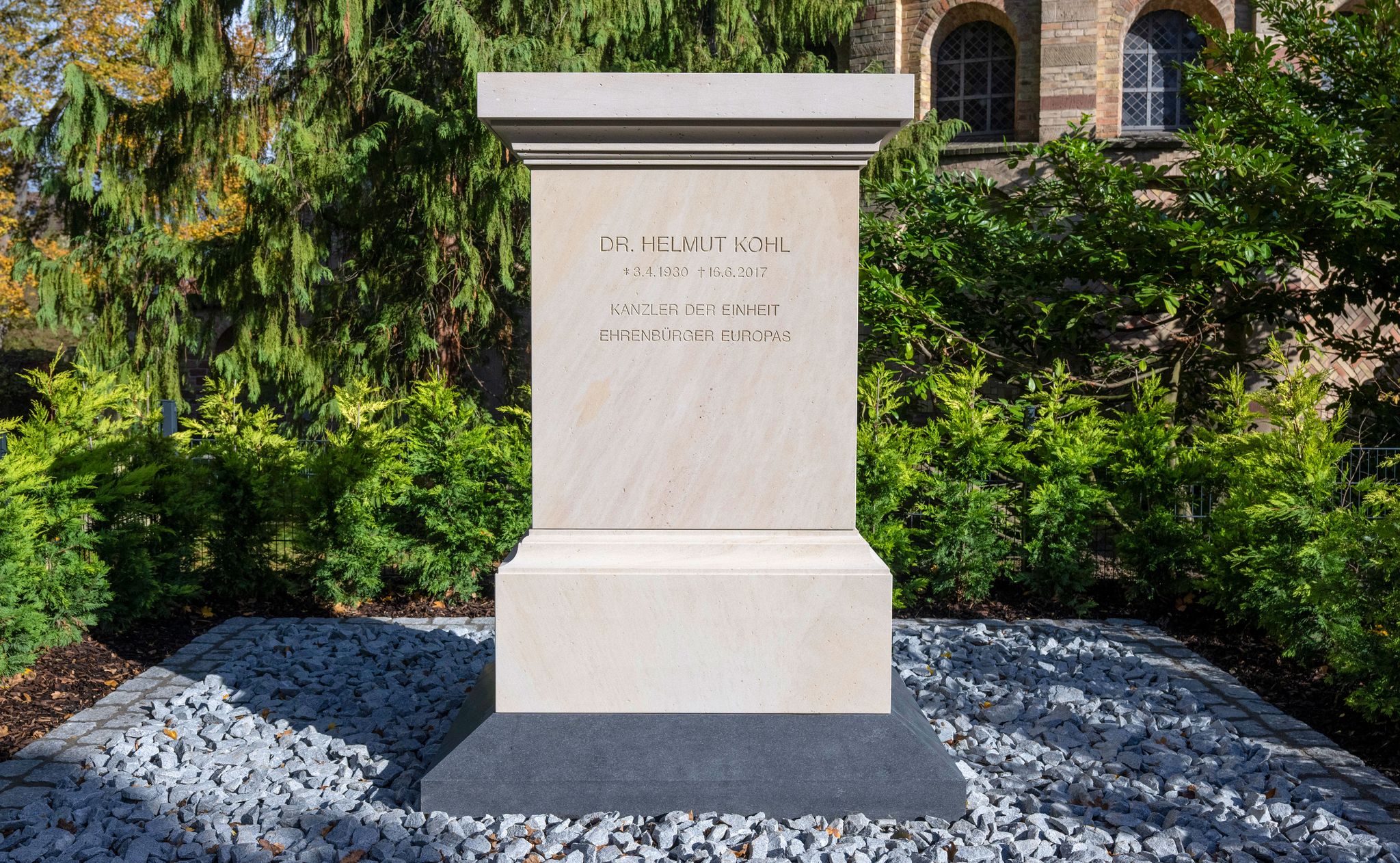 Entstanden ist ein Platz, der vieles ist: Erinnerungsort, Denkmal, Grab.