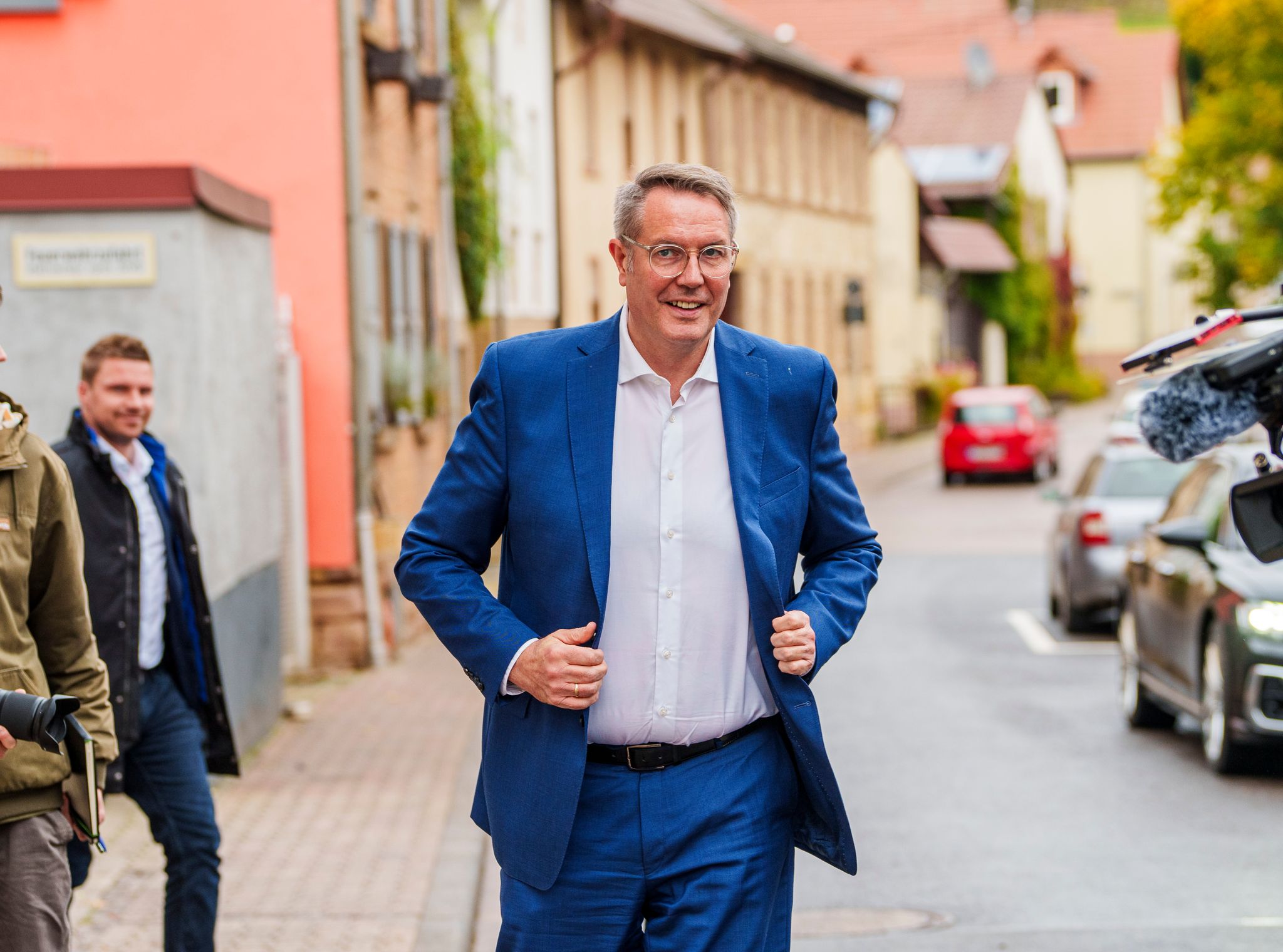 Ministerpräsident Alexander Schweitzer (SPD) verurteilt die Provokationen und Bedrohungen in der politischen Auseinandersetzung. 