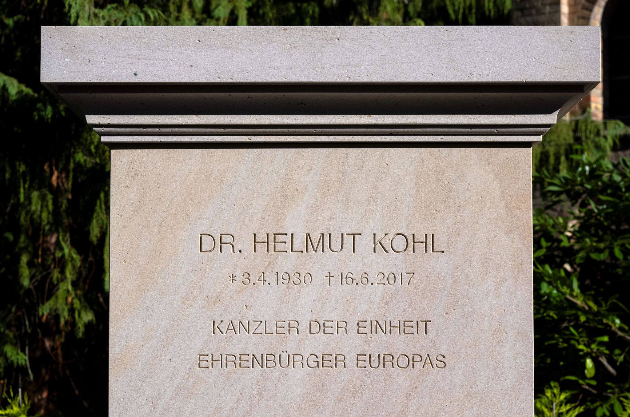 Kohl war am 16. Juni 2017 in Ludwigshafen gestorben und am 1. Juli 2017 in Speyer beigesetzt worden.