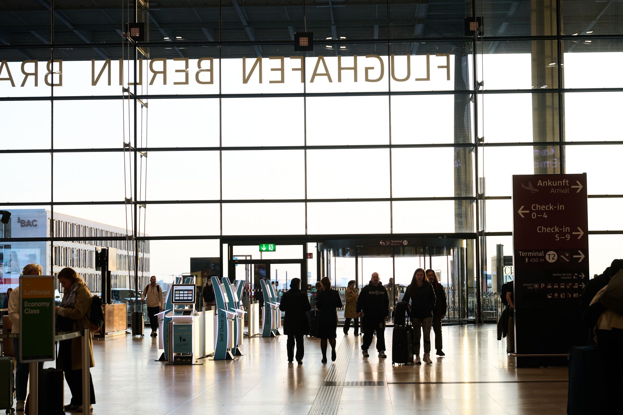 Der Flughafen wurde aufgrund von Fehlplanungen und Bauproblemen mit neun Jahren Verspätung eröffnet.