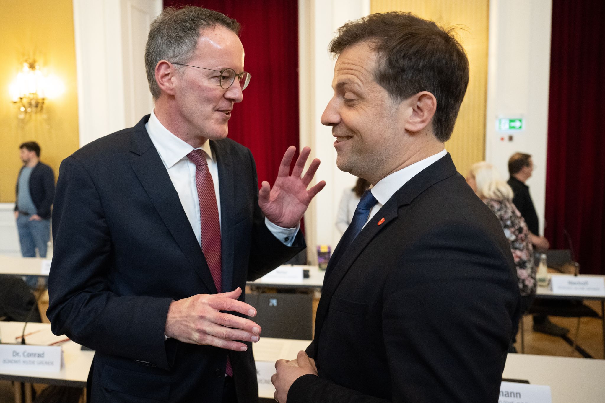 Der Mainzer Oberbürgermeister Nino Haase (parteilos) mit seinem Vorgänger Michael Ebling (SPD), inzwischen Innenminister von Rheinland-Pfalz. (Archivbild)
