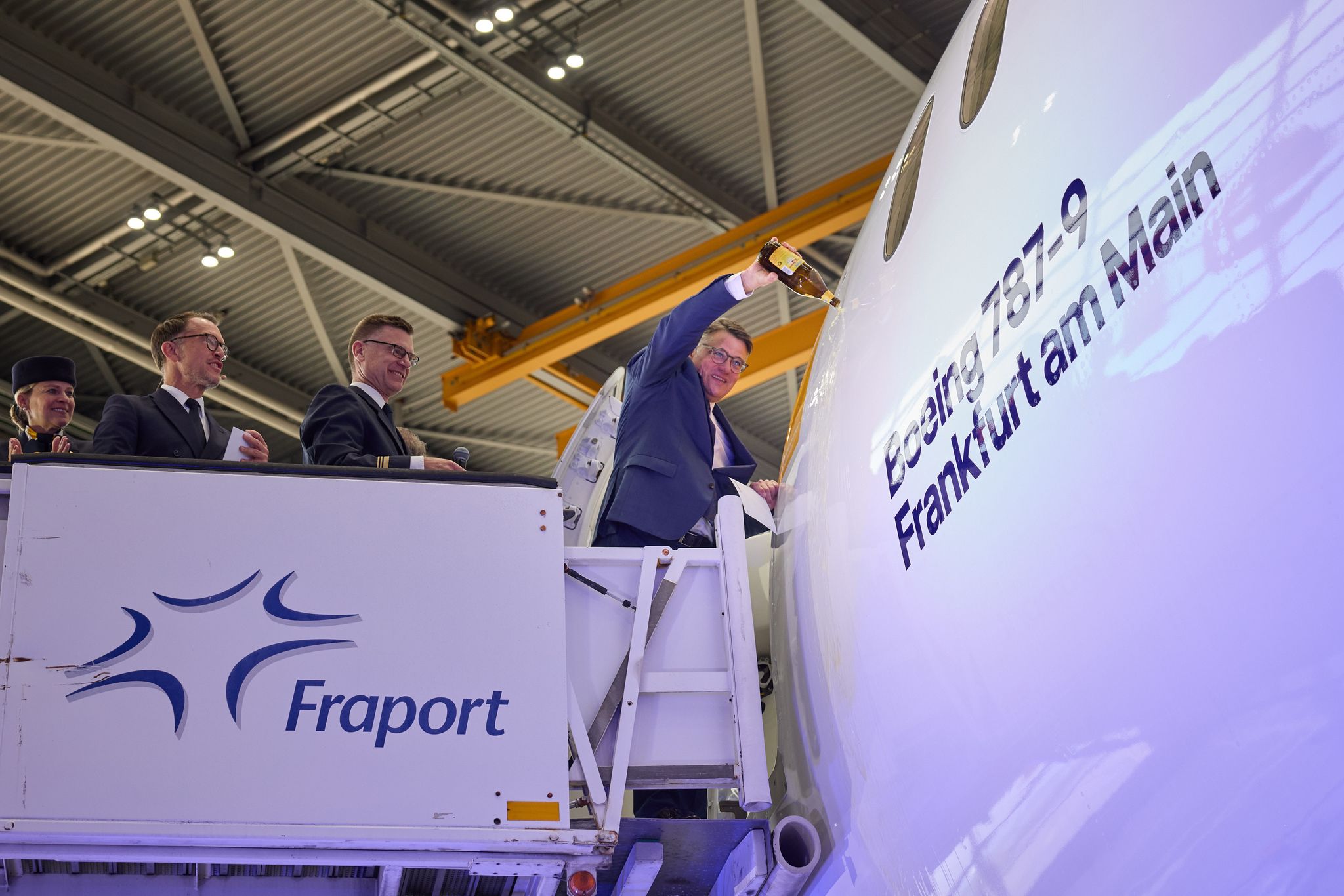 Hessens Ministerpräsident Boris Rhein (CDU) hat der Lufthansa weitere Unterstützung im Kampf gegen hohe Standortkosten zugesagt. 