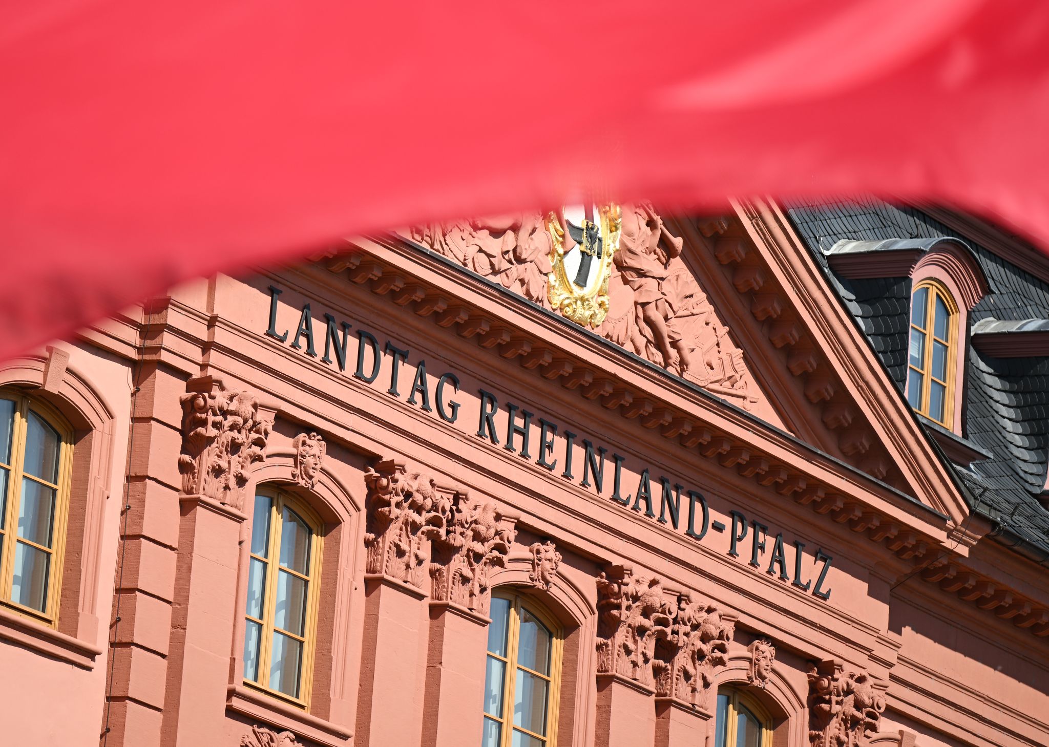 Überwiegend Zustimmung zum Nachtragshaushalt gab es im rheinland-pfälzischen Landtag. (Archivbild)