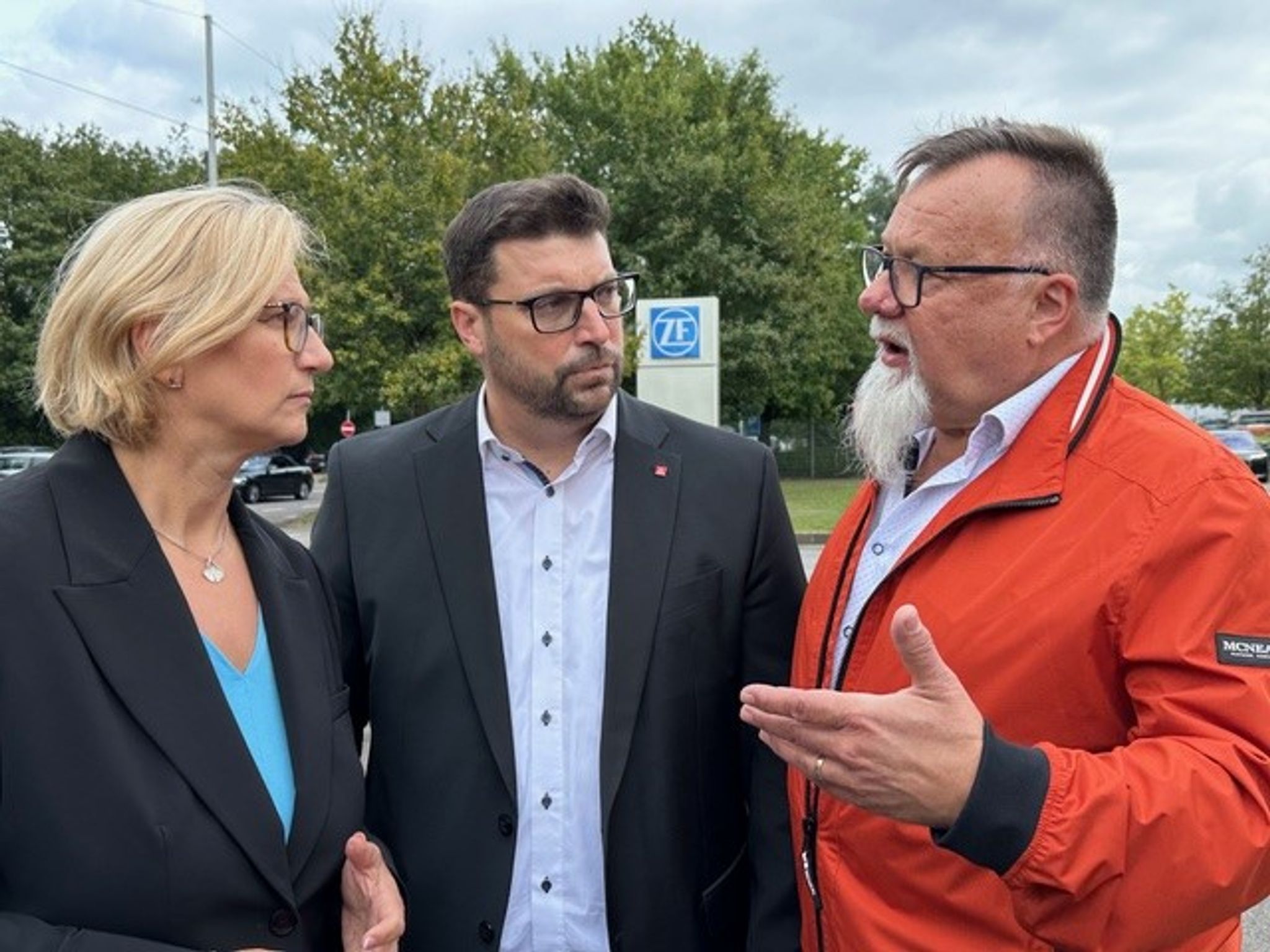 Der Betriebsratsvorsitzende von ZF, Mario Kläs (r.) und der Erste Bevollmächtigte der IG Metall Saarbrücken, Patrick Selzer - hier mit Saar-Ministerpräsidentin Anke Rehlinger (SPD) vor einem Jahr - kämpfen um Arbeitsplätze in der Zuliefererindustrie. (Archivfoto) 