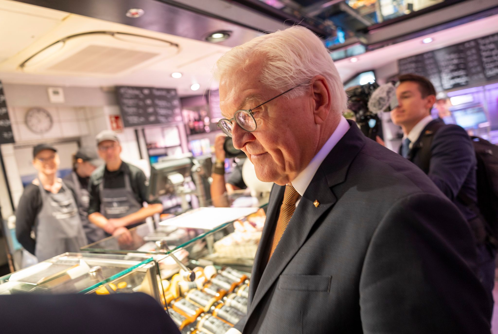 In einer Metzgerei bekam Steinmeier eine Bratwurst mit Brötchen