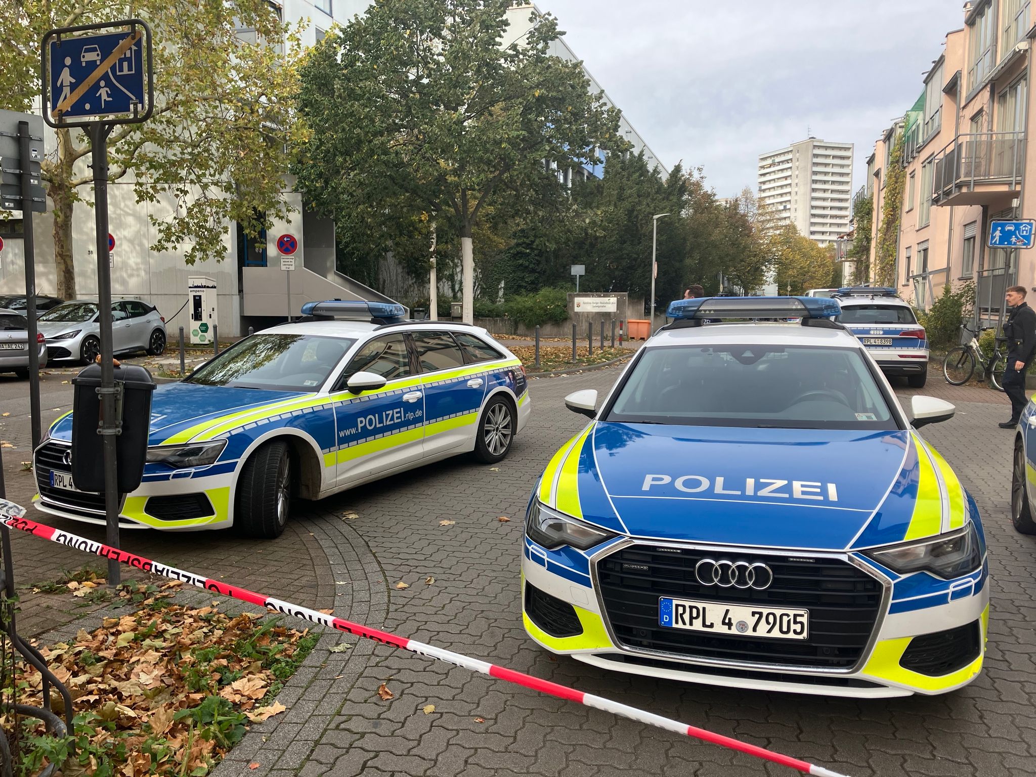 Die Polizei sperrte das Gelände rund um eine Realschule in Ludwigshafen ab.