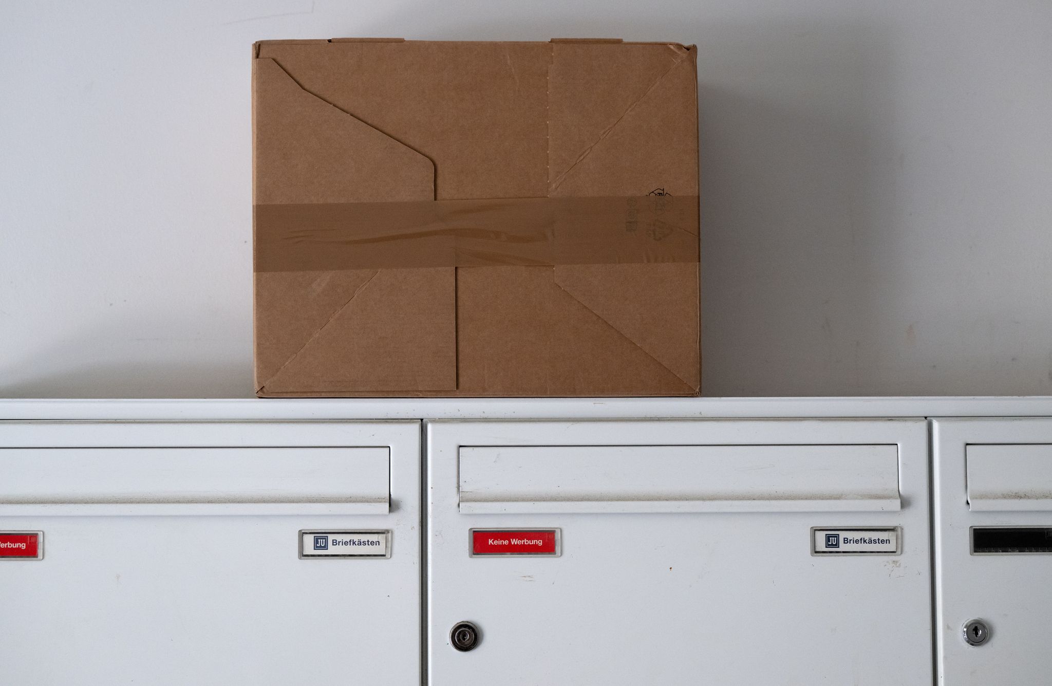 Wenn Empfänger nicht zu Hause sind, ist die Paketzustellung manchmal schwierig. (Symbolbild)