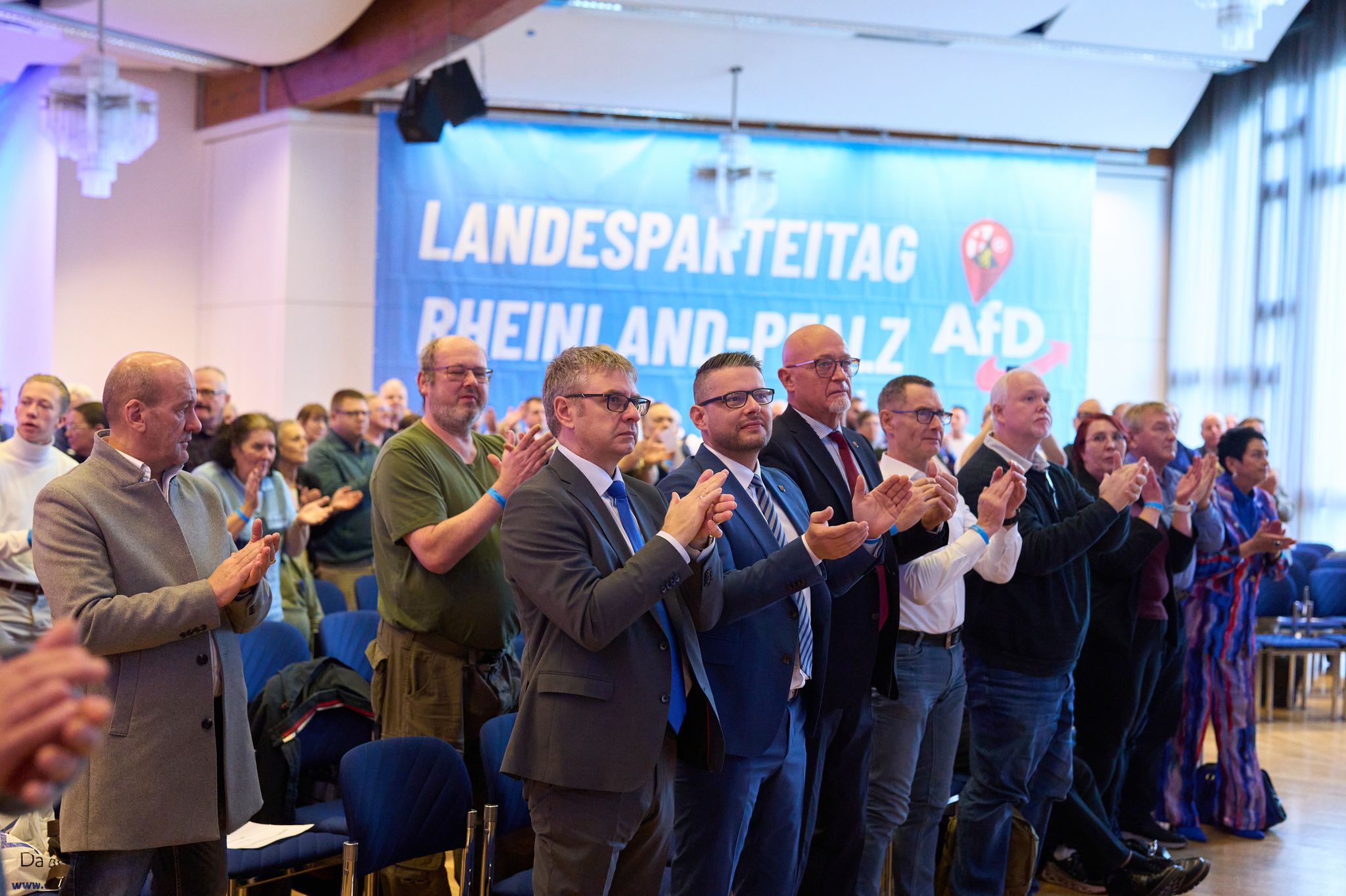 Die oppositionelle AfD will ihr Wahlergebnis 2026 im Vergleich zu 2021 deutlich steigern.
