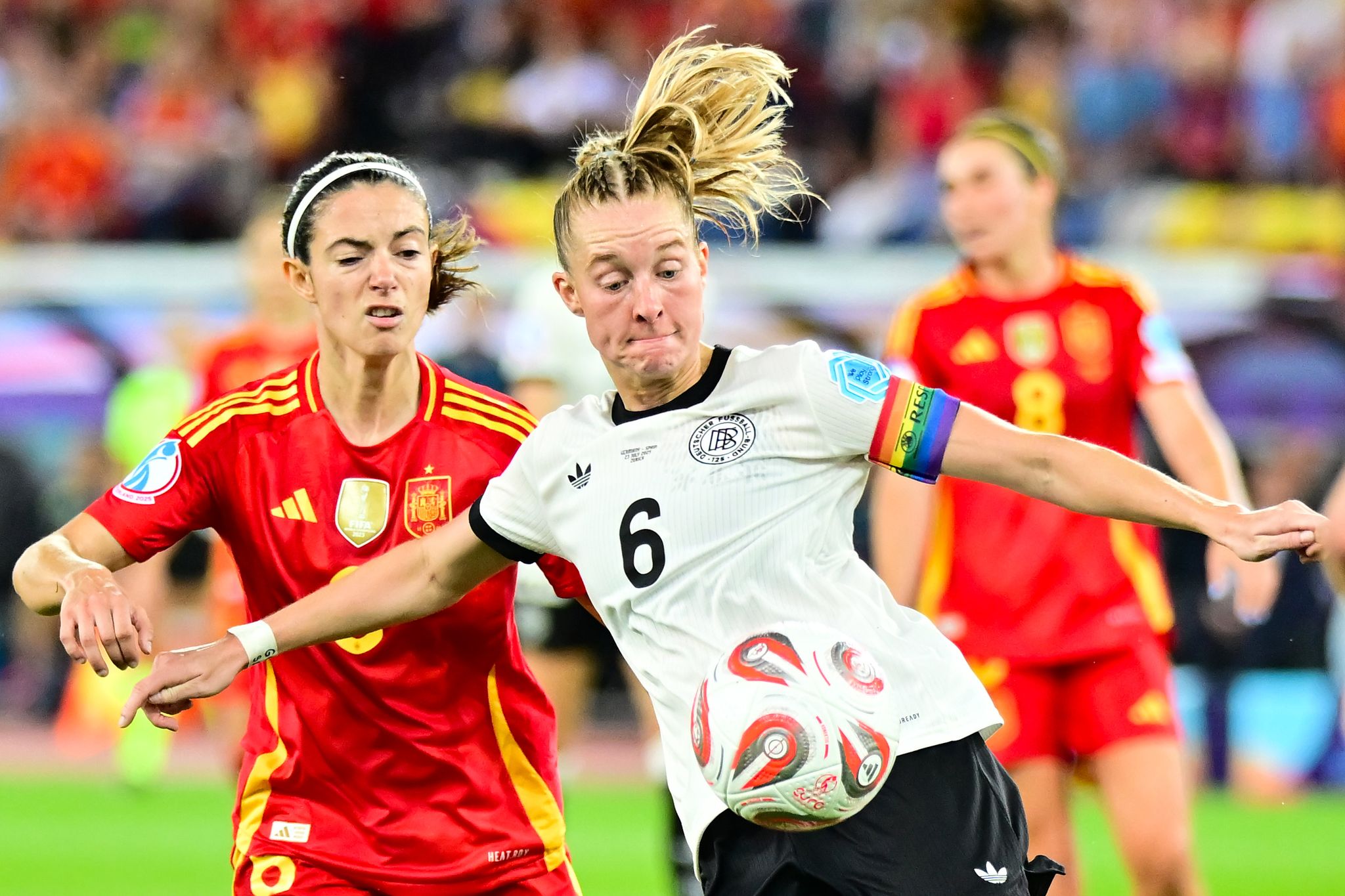 Janina Minge (r) will sich im Hinspiel einen Vorteil mit der DFB-Elf gegen die Spanierinnen um Aitana Bonmatí verschaffen. (Archivbild)
