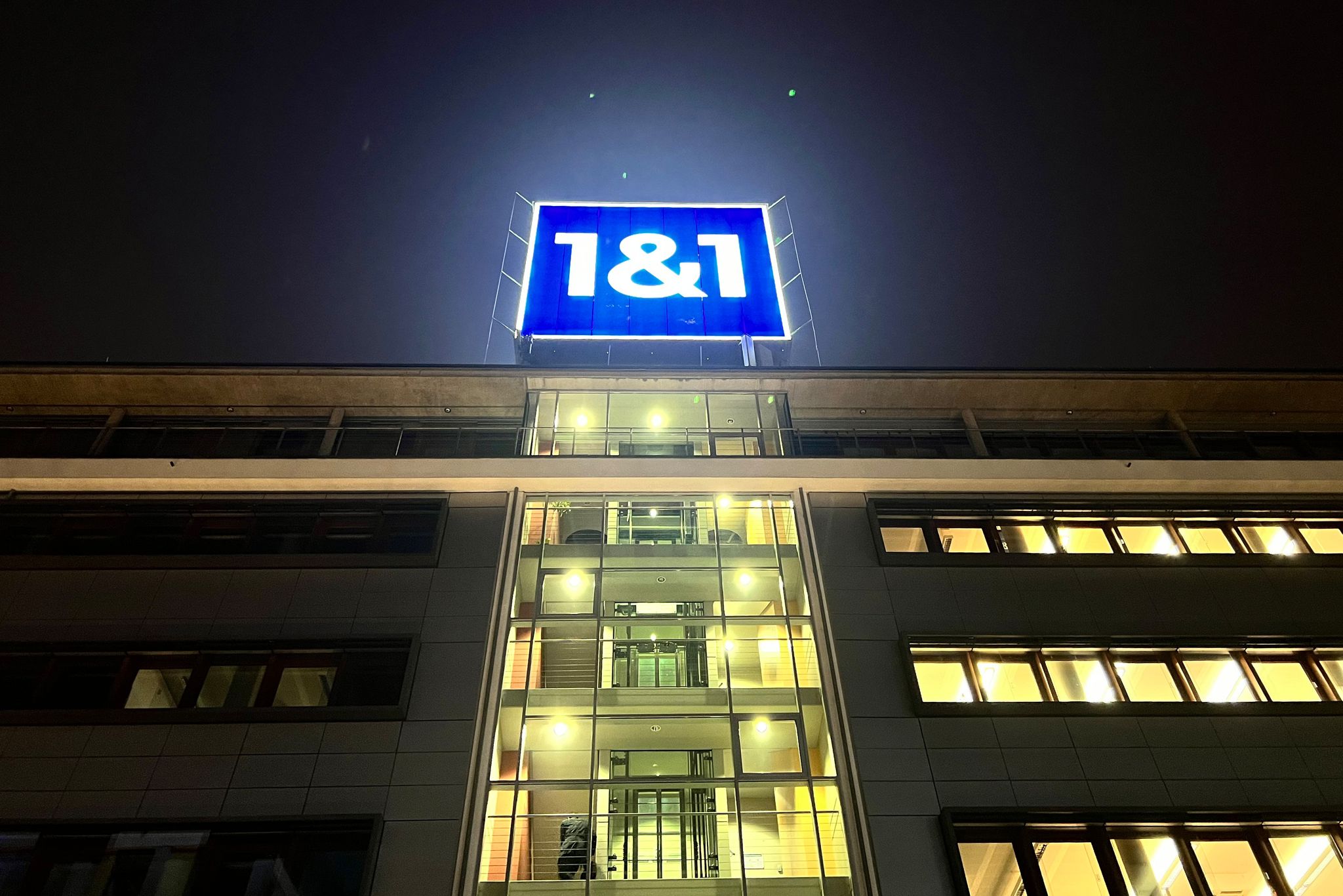 Das 1&1-Logo bei Nacht - das Telekommunikationsunternehmen hat die Partnerschaft mit O2 beendet.