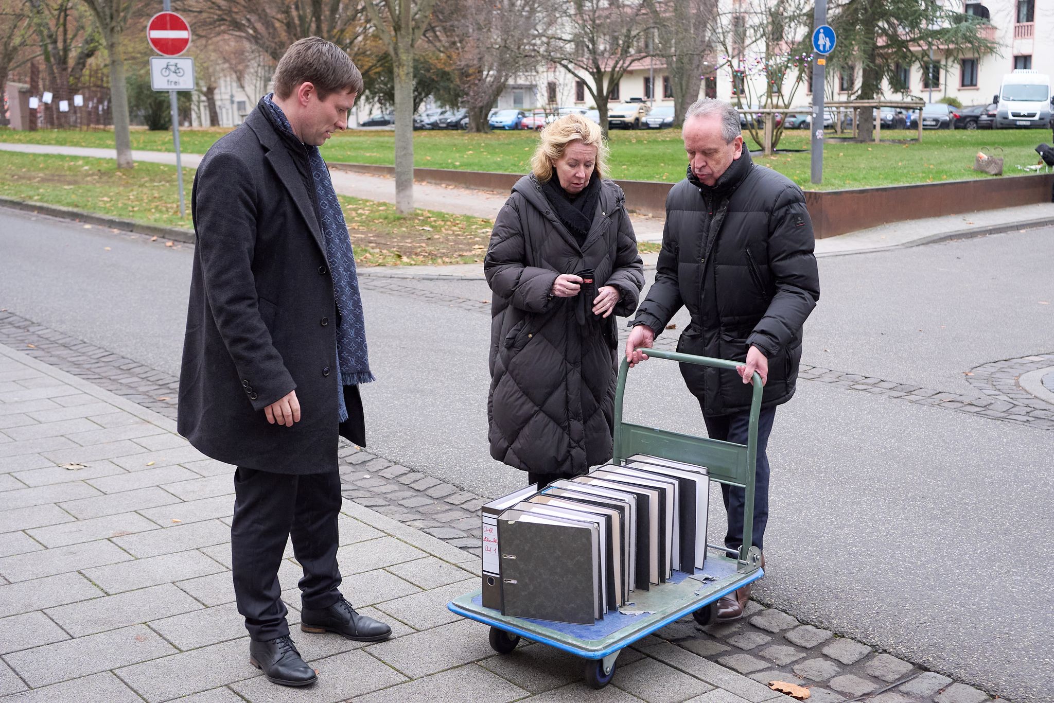 Der Antrag auf Klageerzwingung ist nach Angaben von Anwalt Hecken (links) mehr als 4.000 Seiten lang. 