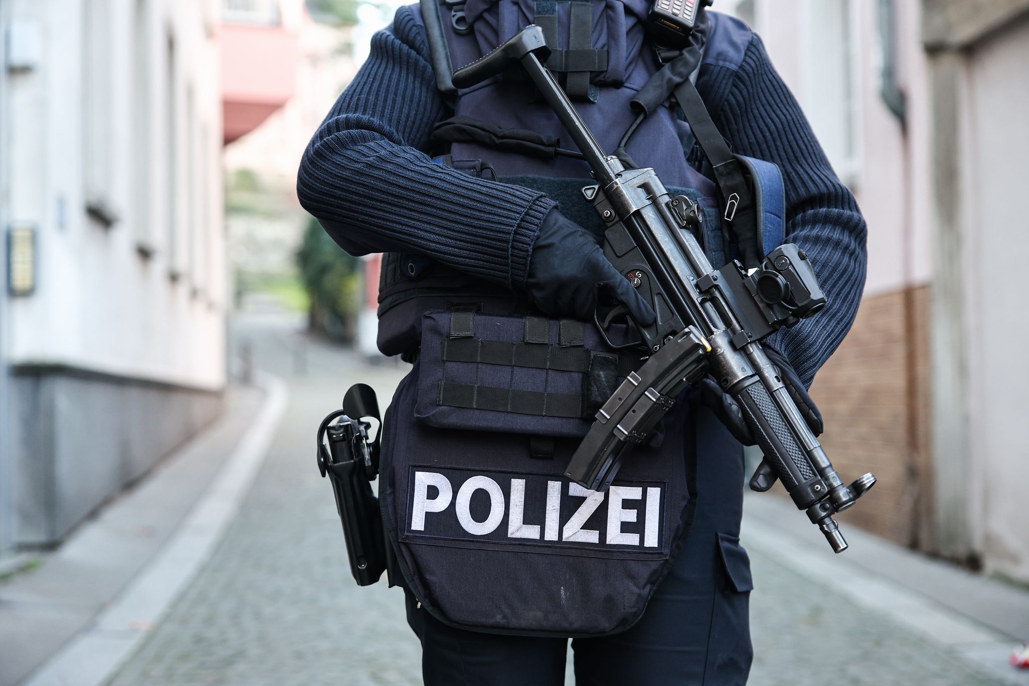 Einsatzkräfte der Polizei haben die Schule abgesucht.