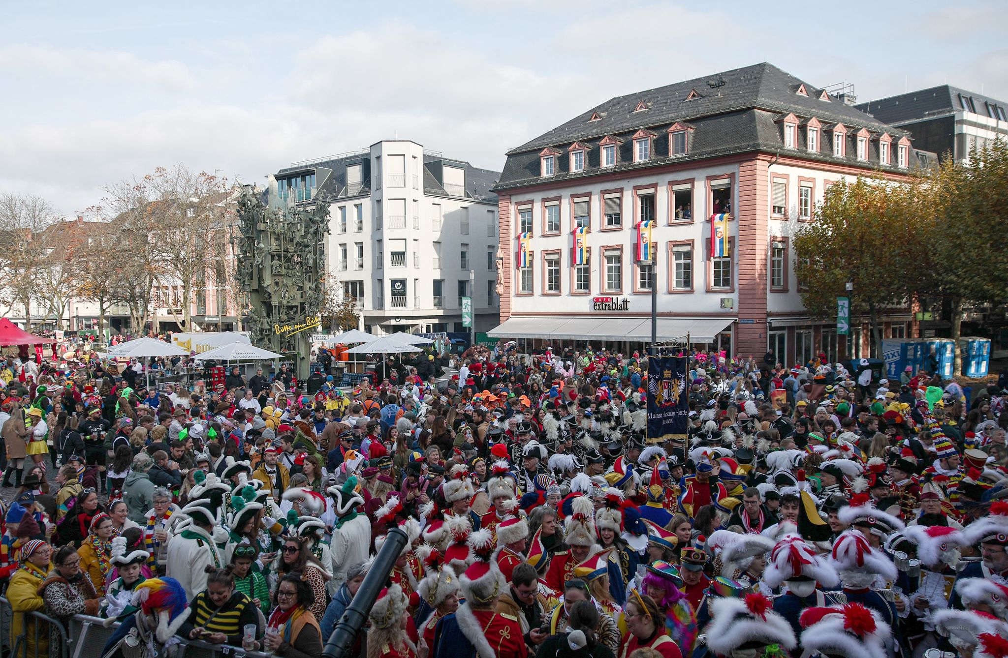 Rund 9.000 Menschen feiern bei der zentralen Veranstaltung auf dem Schillerplatz in der rheinland-pfälzischen Landeshauptstadt.