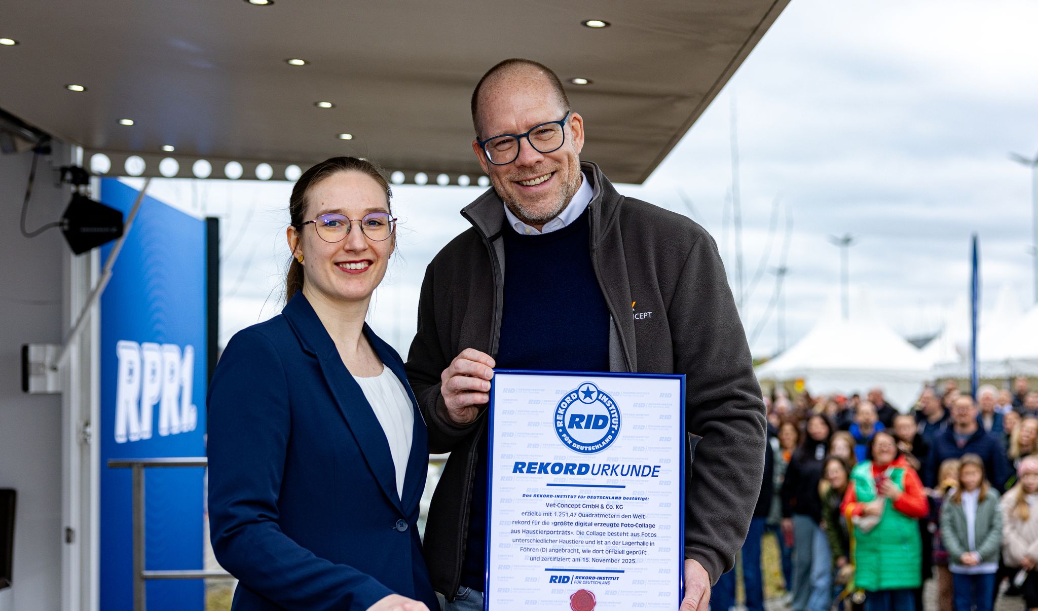 Meike Janz vom Rekord-Institut für Deutschland (RID) überreicht Vet-Concept-Geschäftsführer Sebastian Schlatter die Weltrekord-Urkunde.
