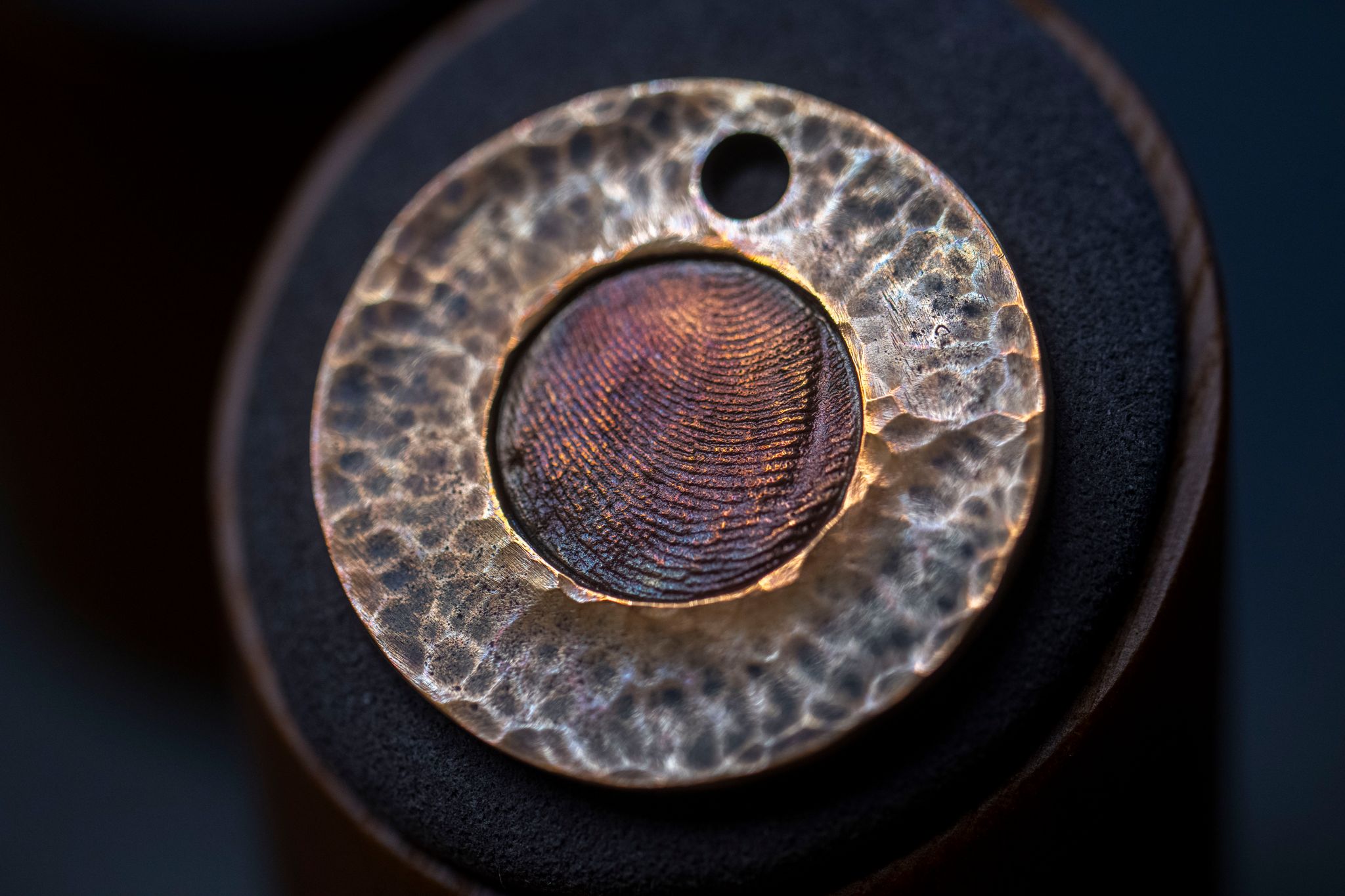 Öfter nachgefragt werden Schmuckstücke mit dem Fingerabdruck des Verstorbenen. (Archivbild)